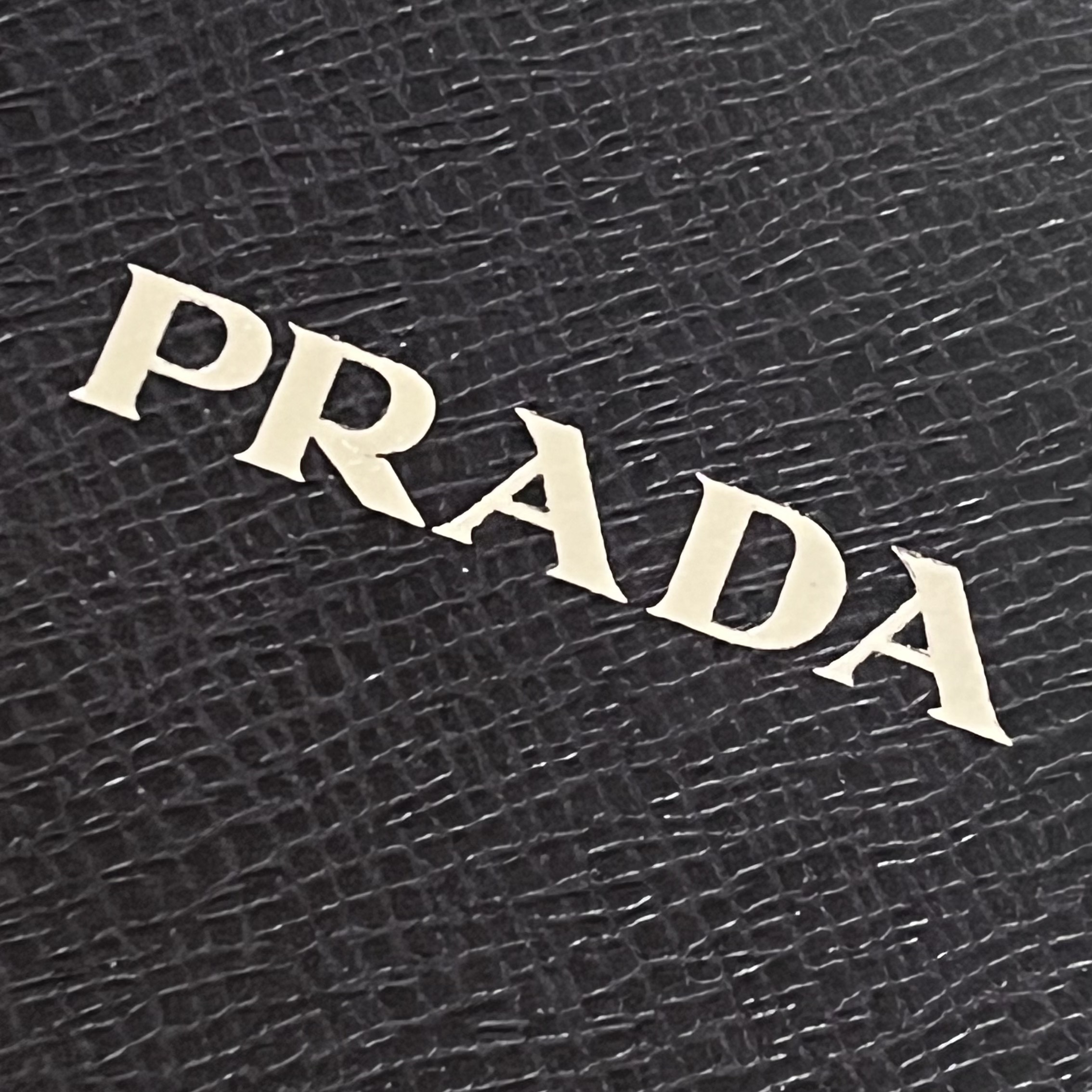 Prada Saffiano Leather Wallet Black 착용 스타일 - 5
