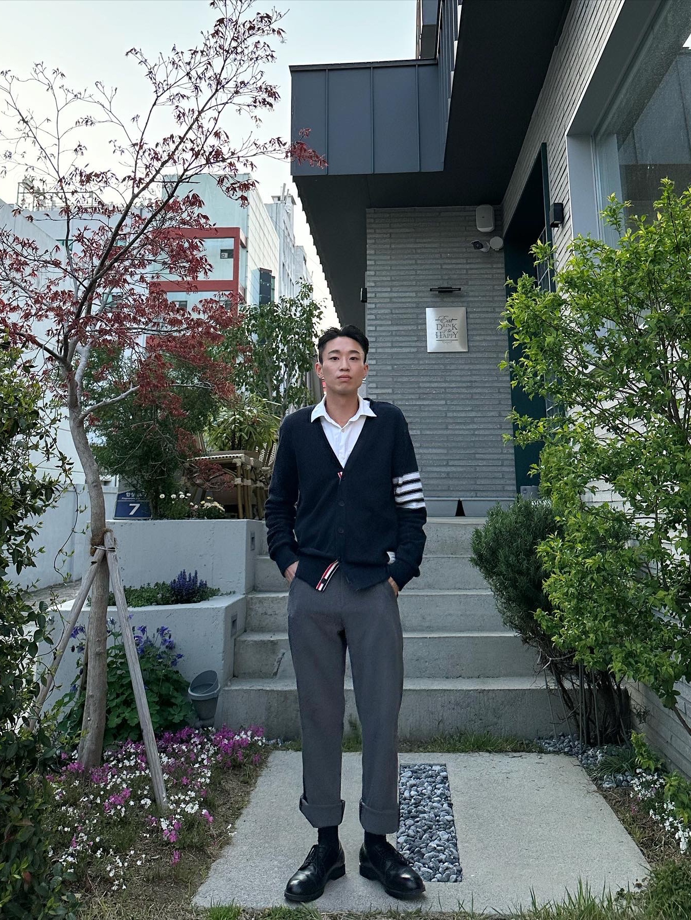 Thom Browne Open Raschel Stitch 4-Bar V-Neck Cardigan Navy 착용 스타일 - 1