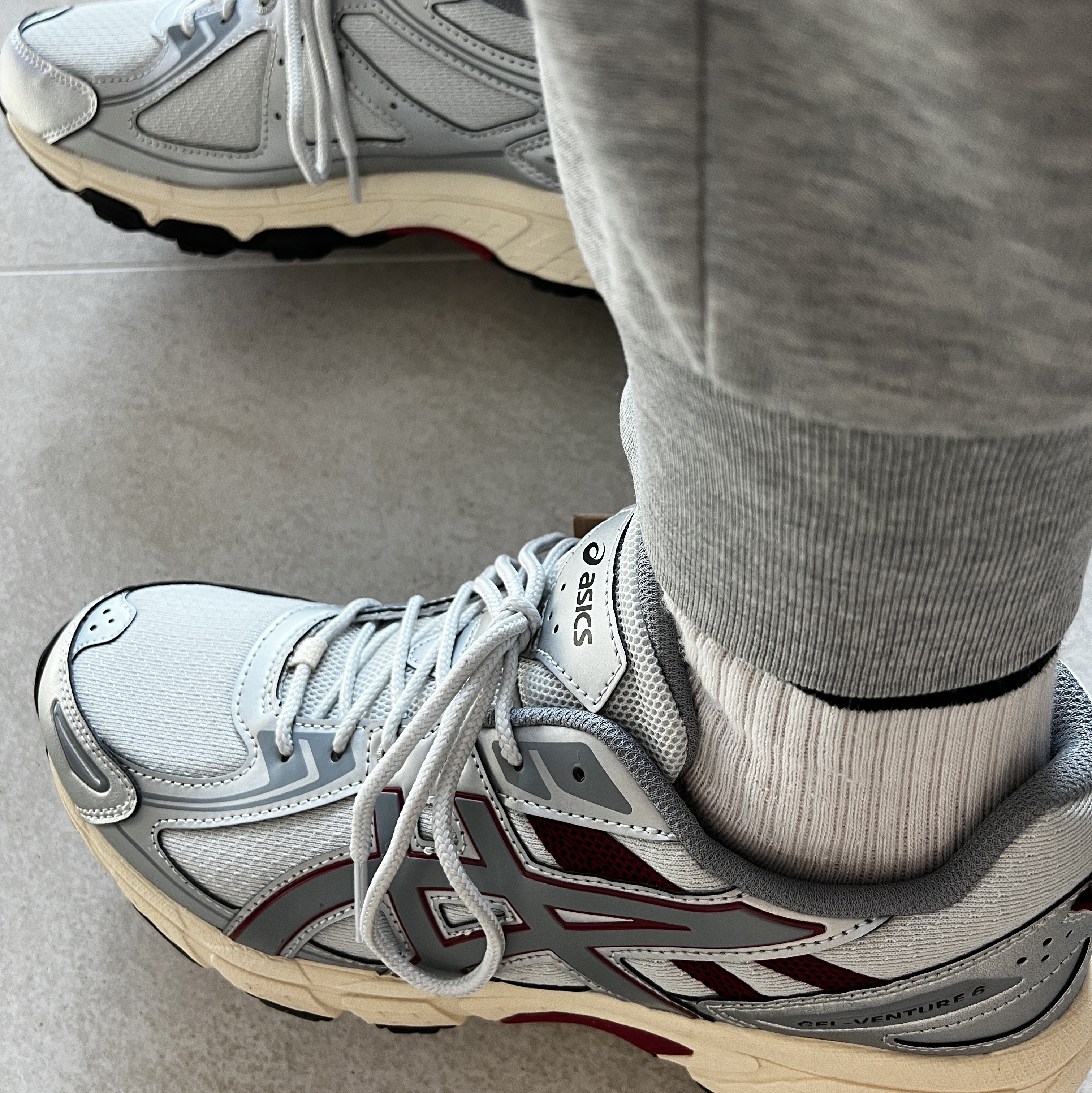 (W) Asics Gel-Venture 6 Glacier Grey Sheet Rock 착용 스타일 - 2