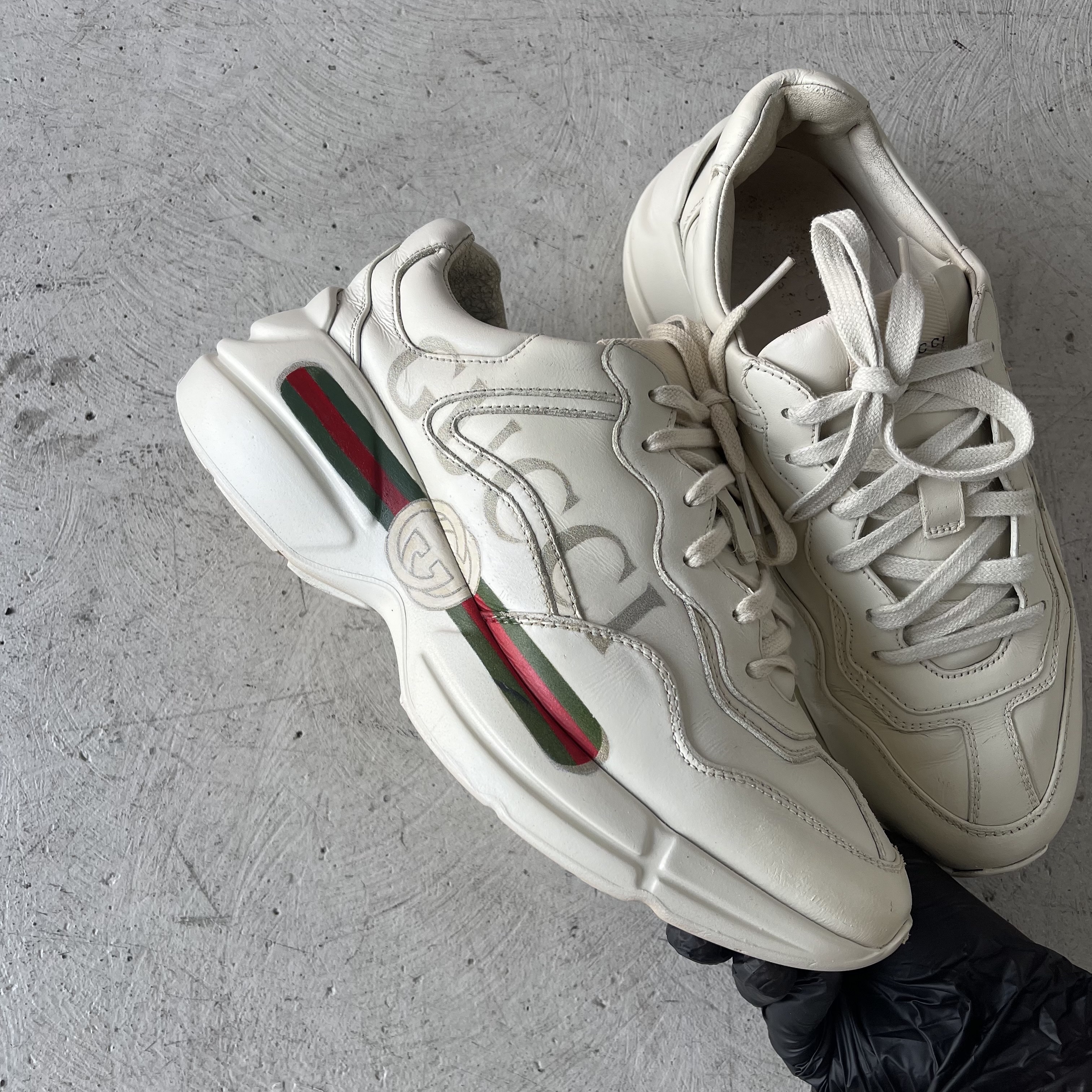 Gucci Rhyton Leather Sneakers Logo, Gucci Rhyton Leather Effect Fabric Sneakers White 착용 스타일 - 4