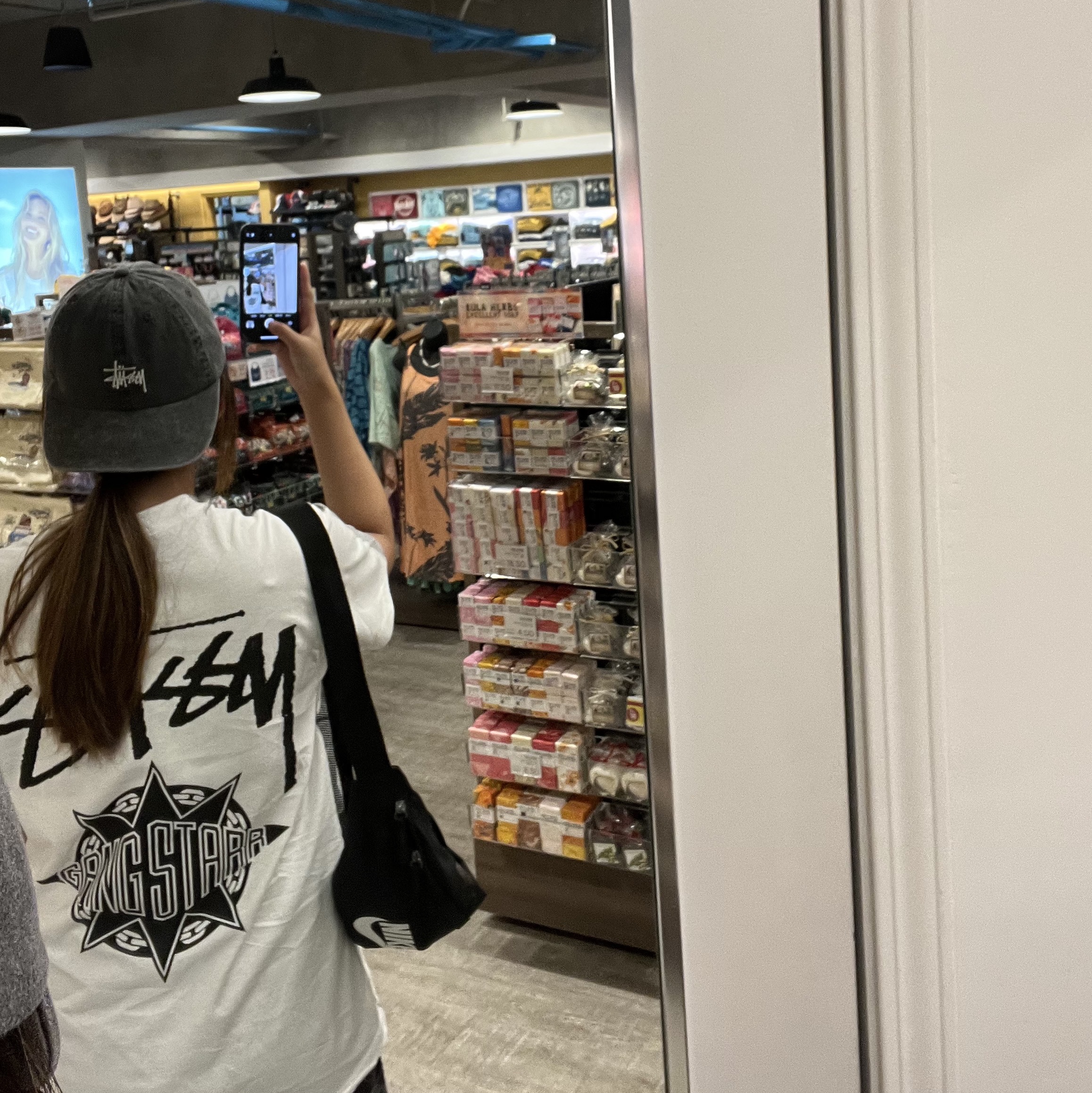 Stussy x Gang Starr T-Shirt White, Jordan 1 Mid SE ASW Black 착용 스타일 - 2
