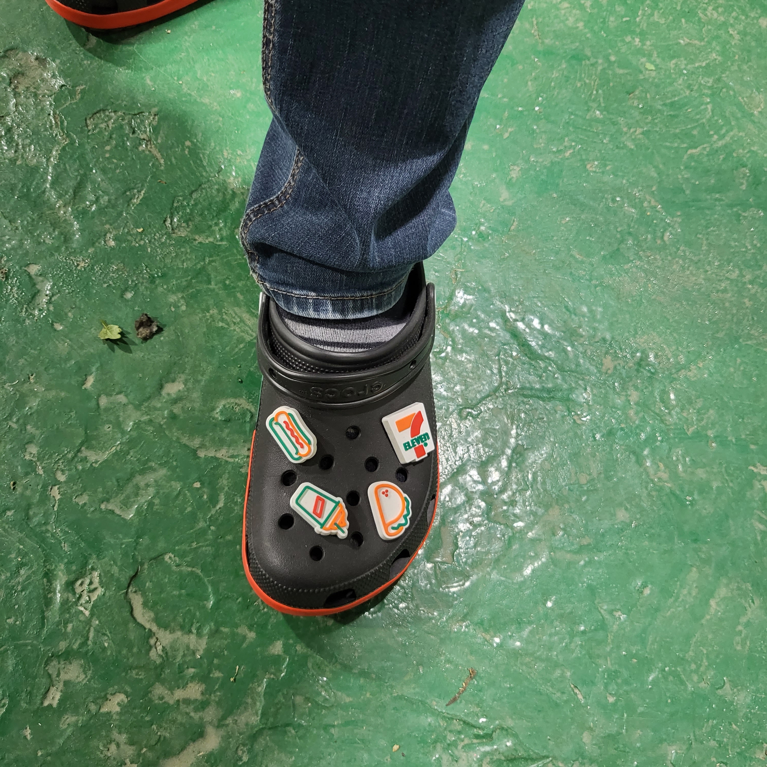 Crocs x 7-Eleven Classic Clog Black 착용 스타일