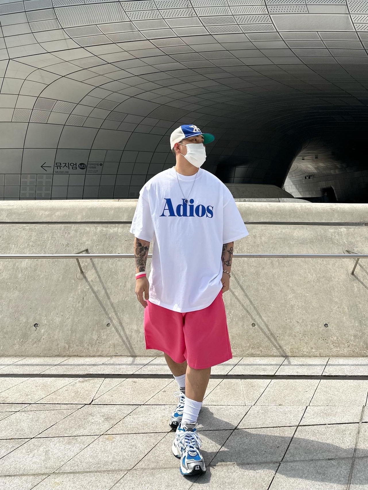 Balenciaga Runner Sneakers Blue White 착용 스타일 - 1