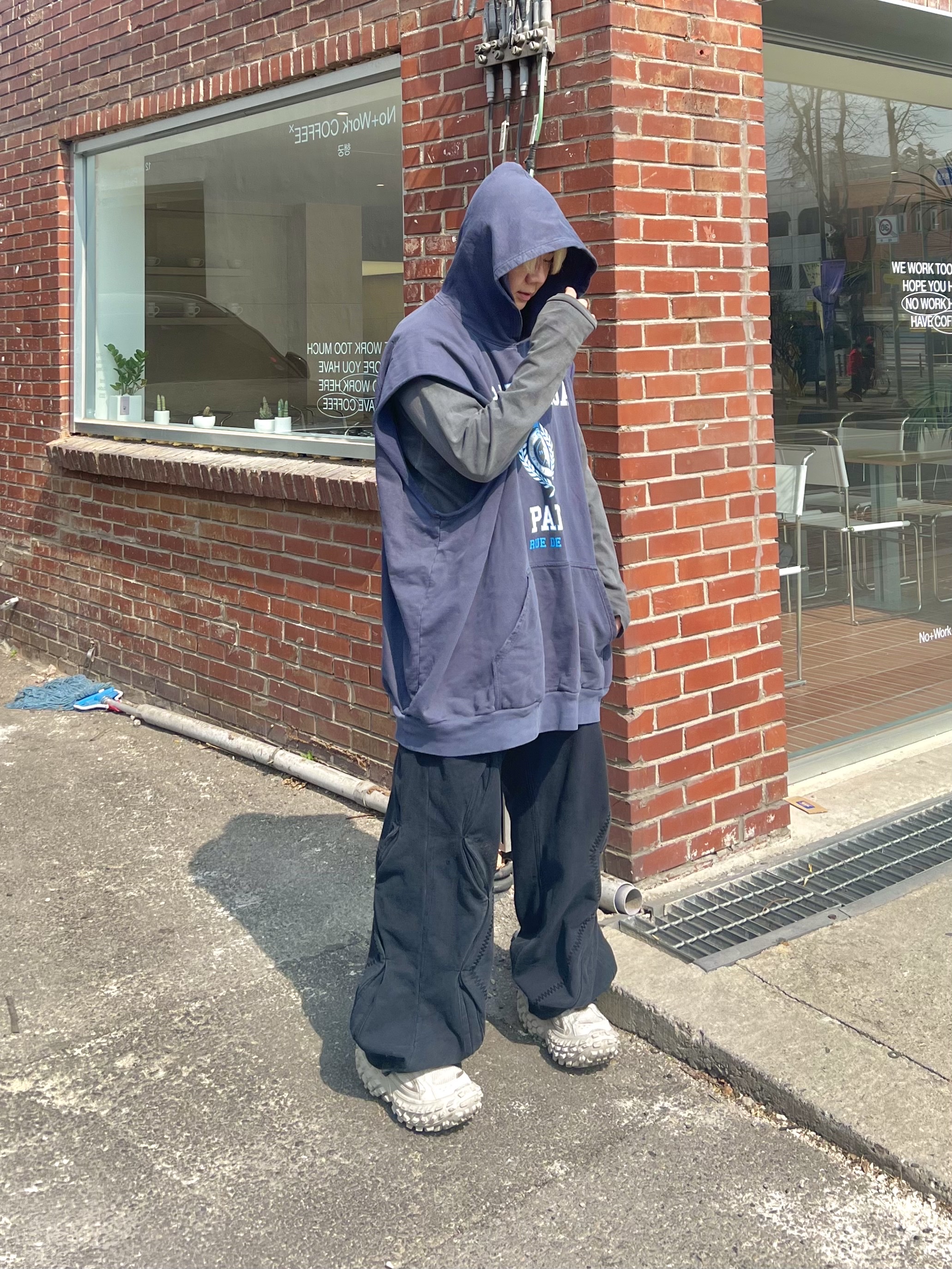 AOP Large Fit Curve Pants Stone Black, Balenciaga Defender Sneakers Beige 착용 스타일 - 1