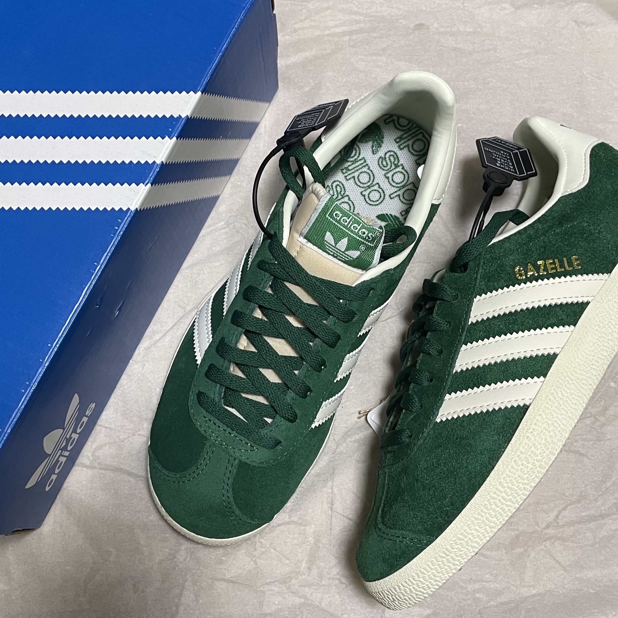 Adidas Gazelle Dark Green Cream White 착용 스타일 - 2