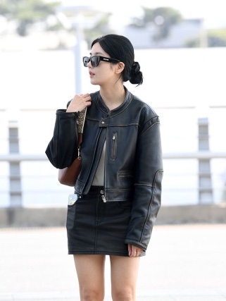 Loewe Small Luna Bag in Satin Calfskin and Jacquard Pecan 착용 스타일 - 2