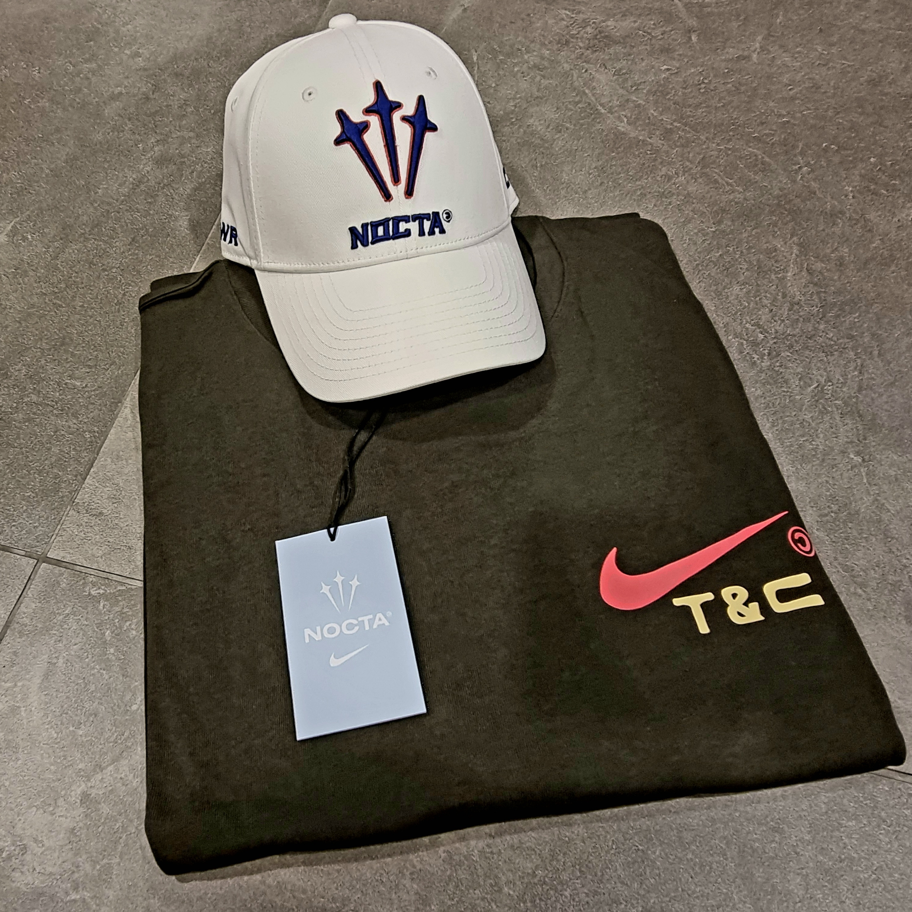 Nike x Drake Nocta NRG LU L91 Cap White, Nike x Drake Nocta x Cactus Plant Flea Market Souvenir Cactus T-Shirt Sequoia (DR2630-355) 착용 스타일