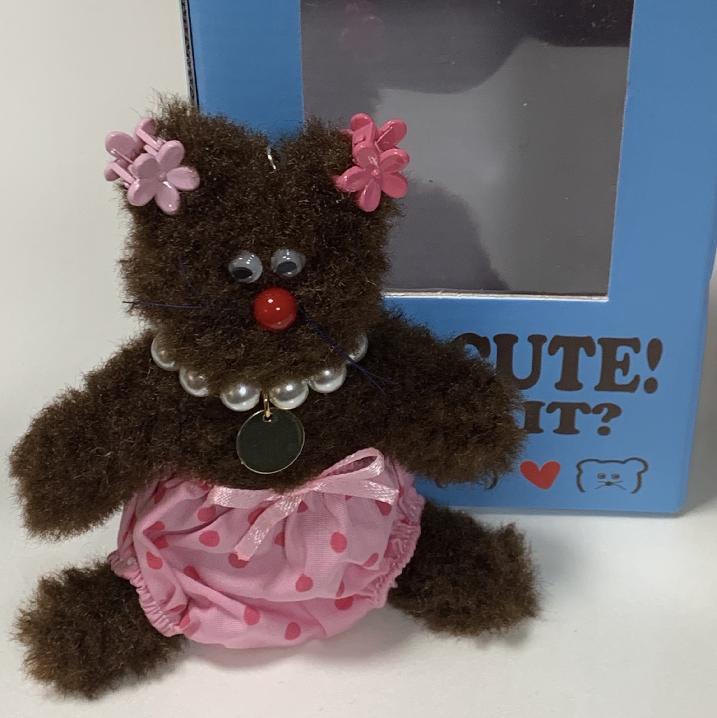 Monamhee Bred Keyring with Pink Pants Brown 착용 스타일