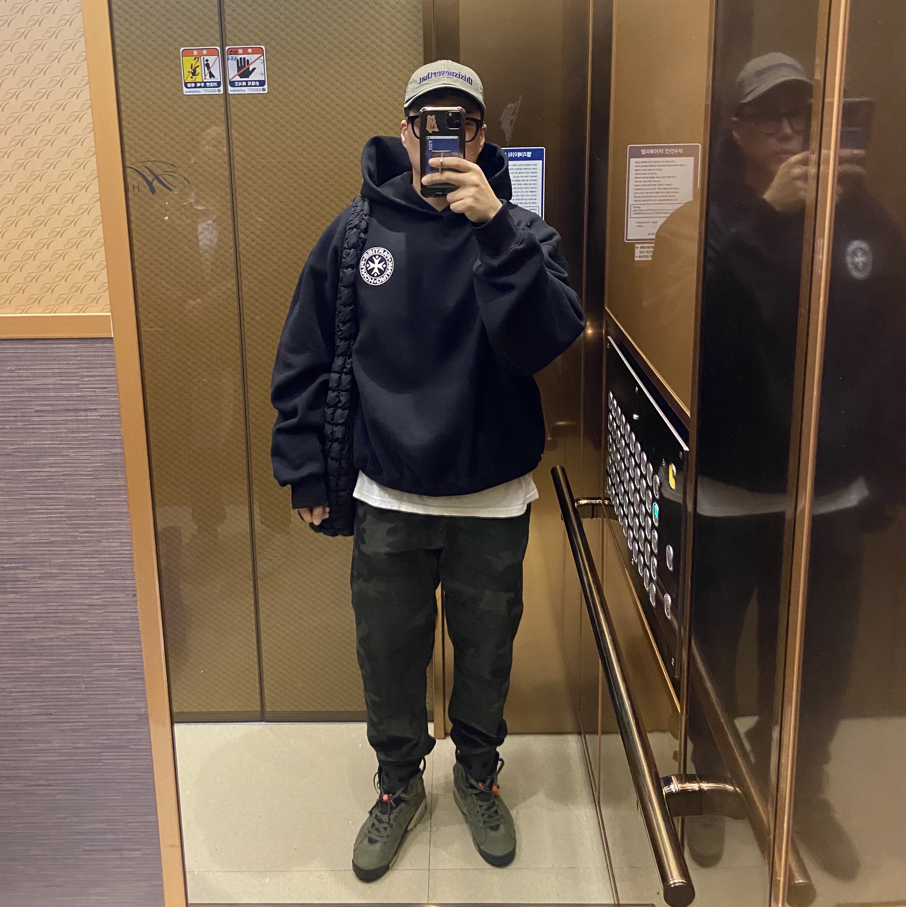 Jordan 6 x Travis Scott Retro Olive 착용 스타일