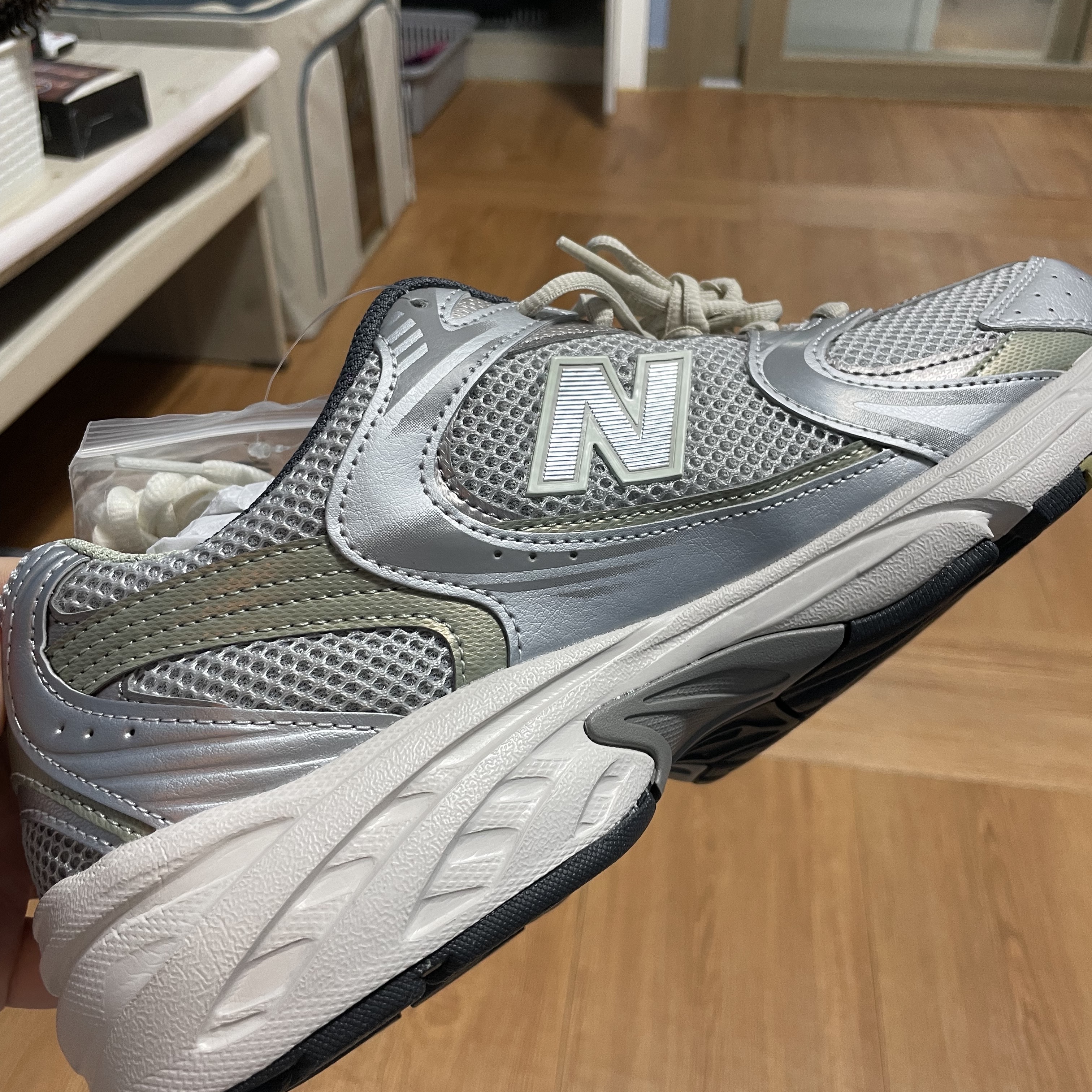 New Balance 530 Earth 착용 스타일 - 3