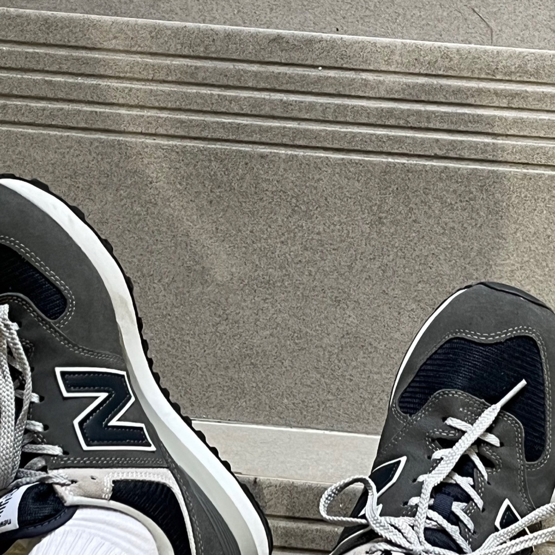 New Balance 574 Grey Navy 착용 스타일