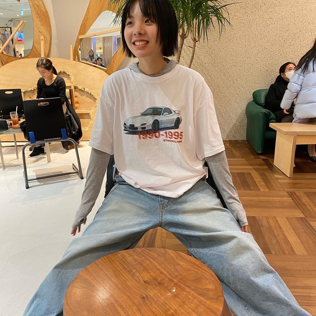 Thevinylhouse Old Car T-Shirt White 착용 스타일 - 2