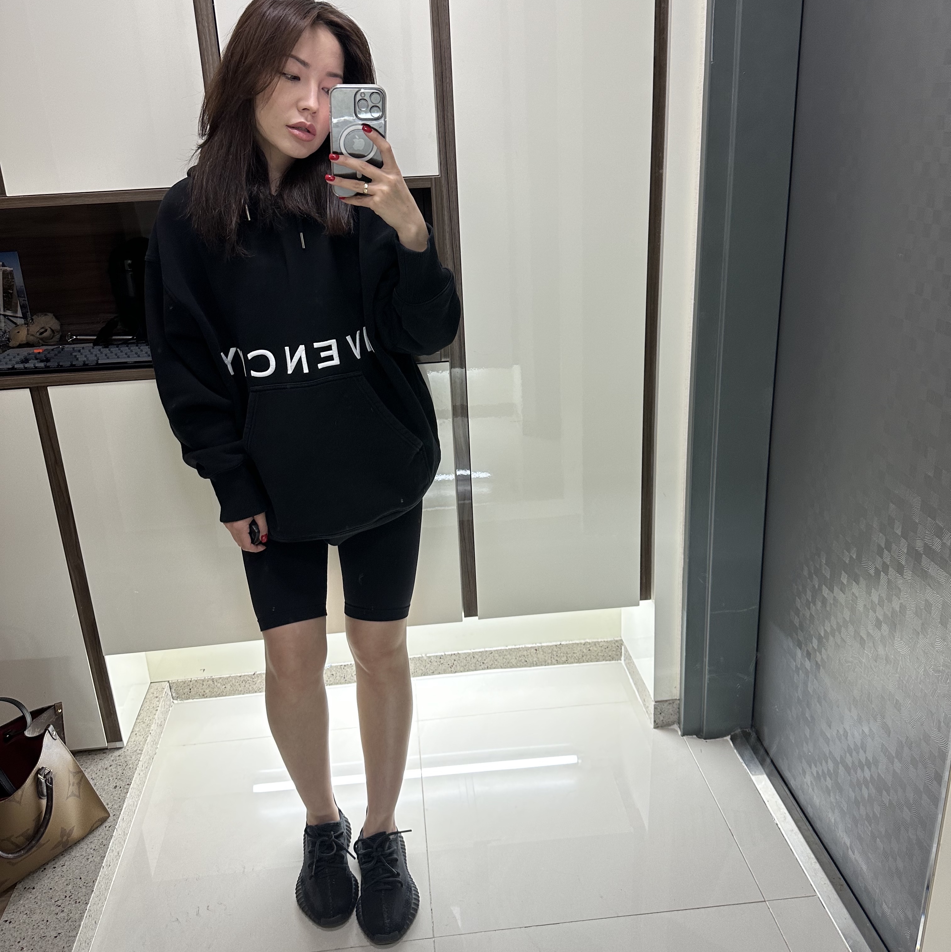 Adidas Yeezy Boost 350 V2 Onyx 착용 스타일 - 2