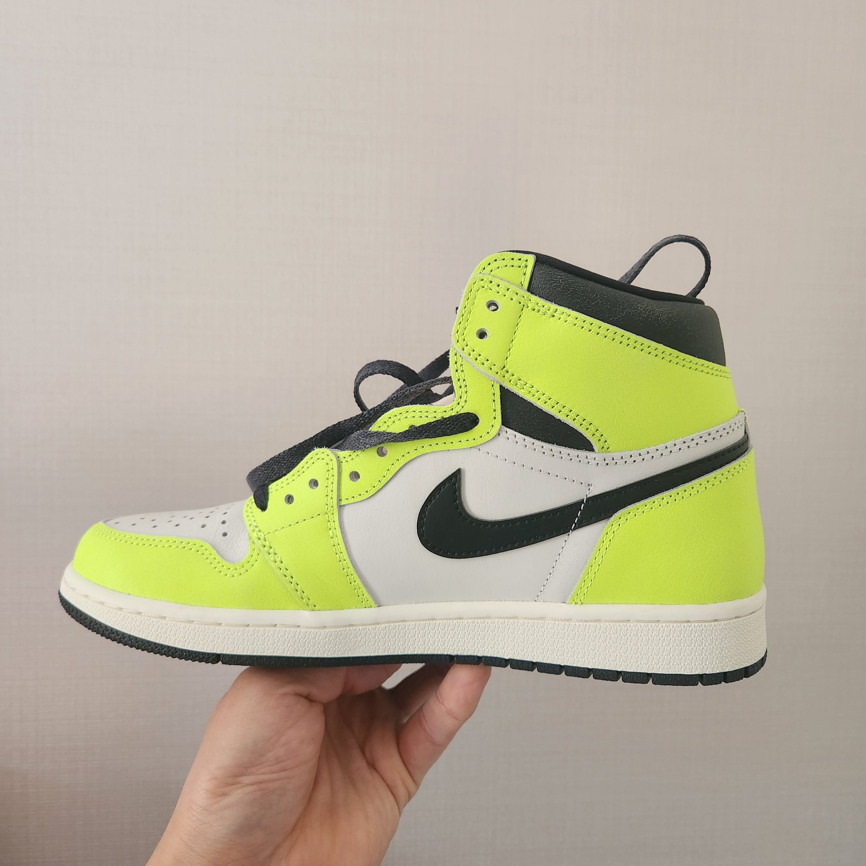 Jordan 1 Retro High OG Volt 착용 스타일