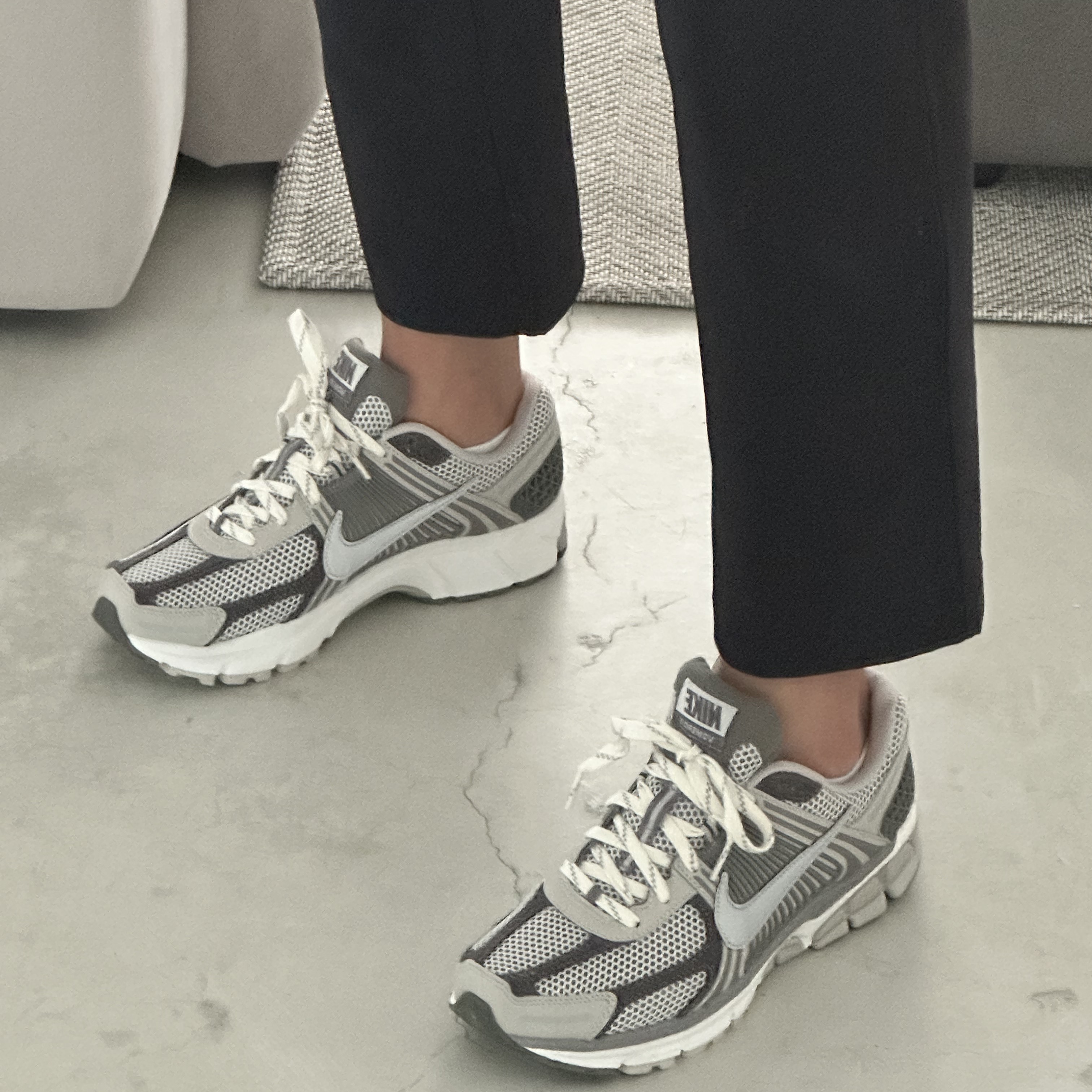 Nike Zoom Vomero 5 PRM Light Iron Ore and Flat Fewter 착용 스타일