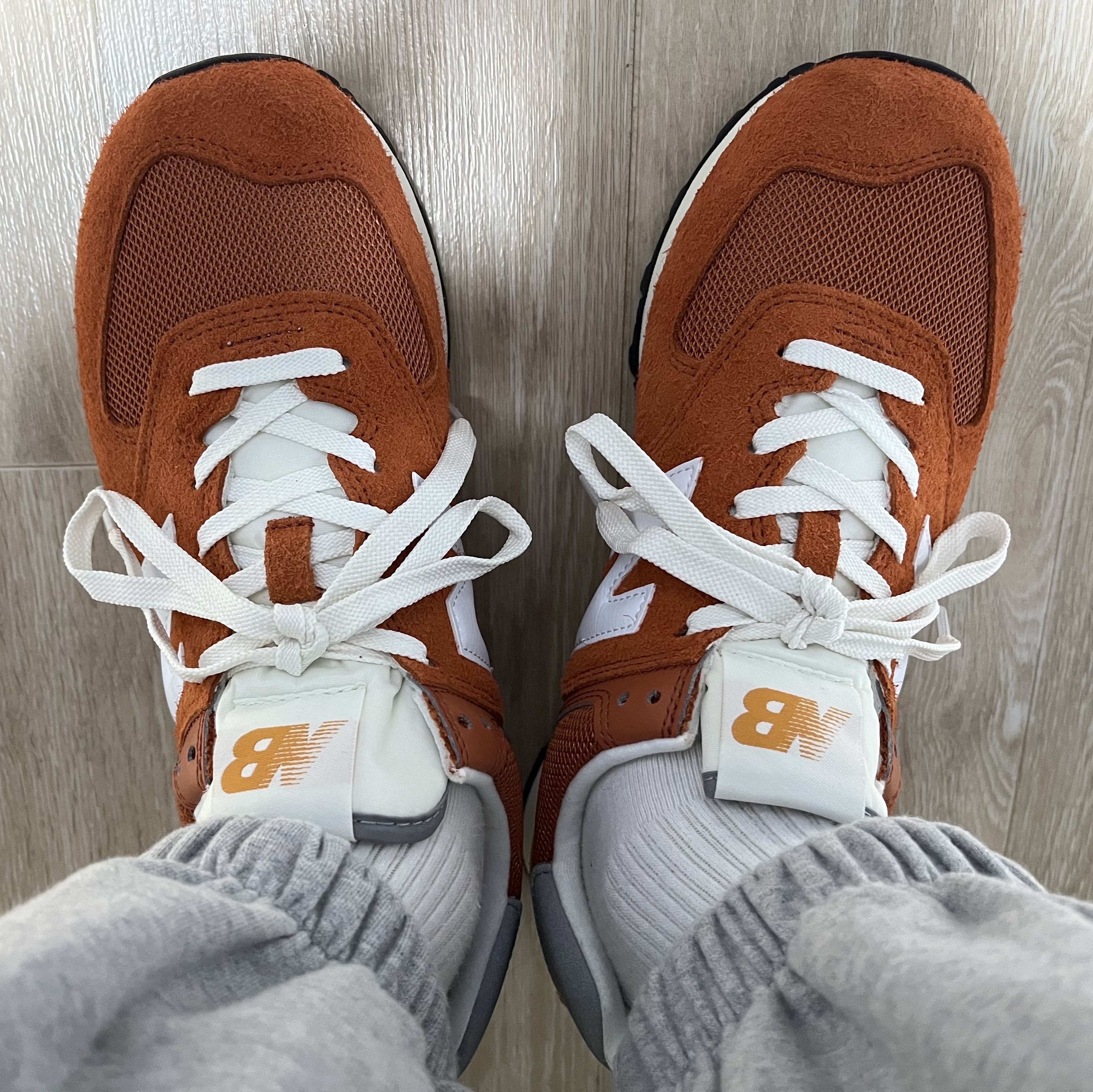 New Balance 574 Heritage Orange Burst White 착용 스타일