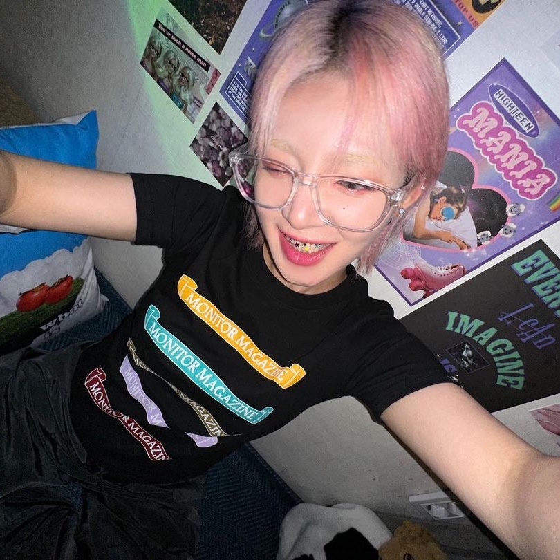 Safarispot Women 1/2 Flag Magazine Tee Black 착용 스타일 - 2