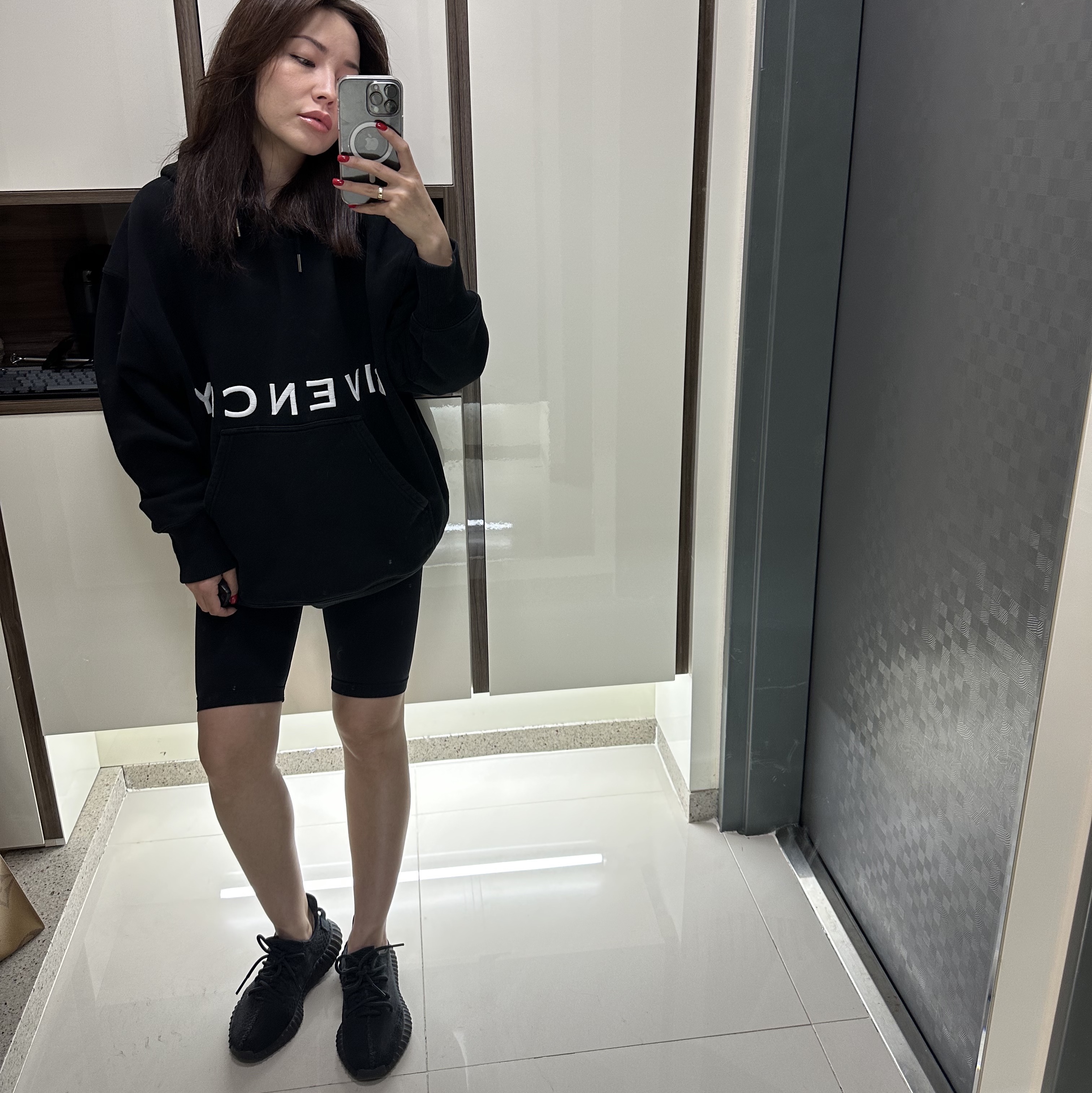 Adidas Yeezy Boost 350 V2 Onyx 착용 스타일 - 1