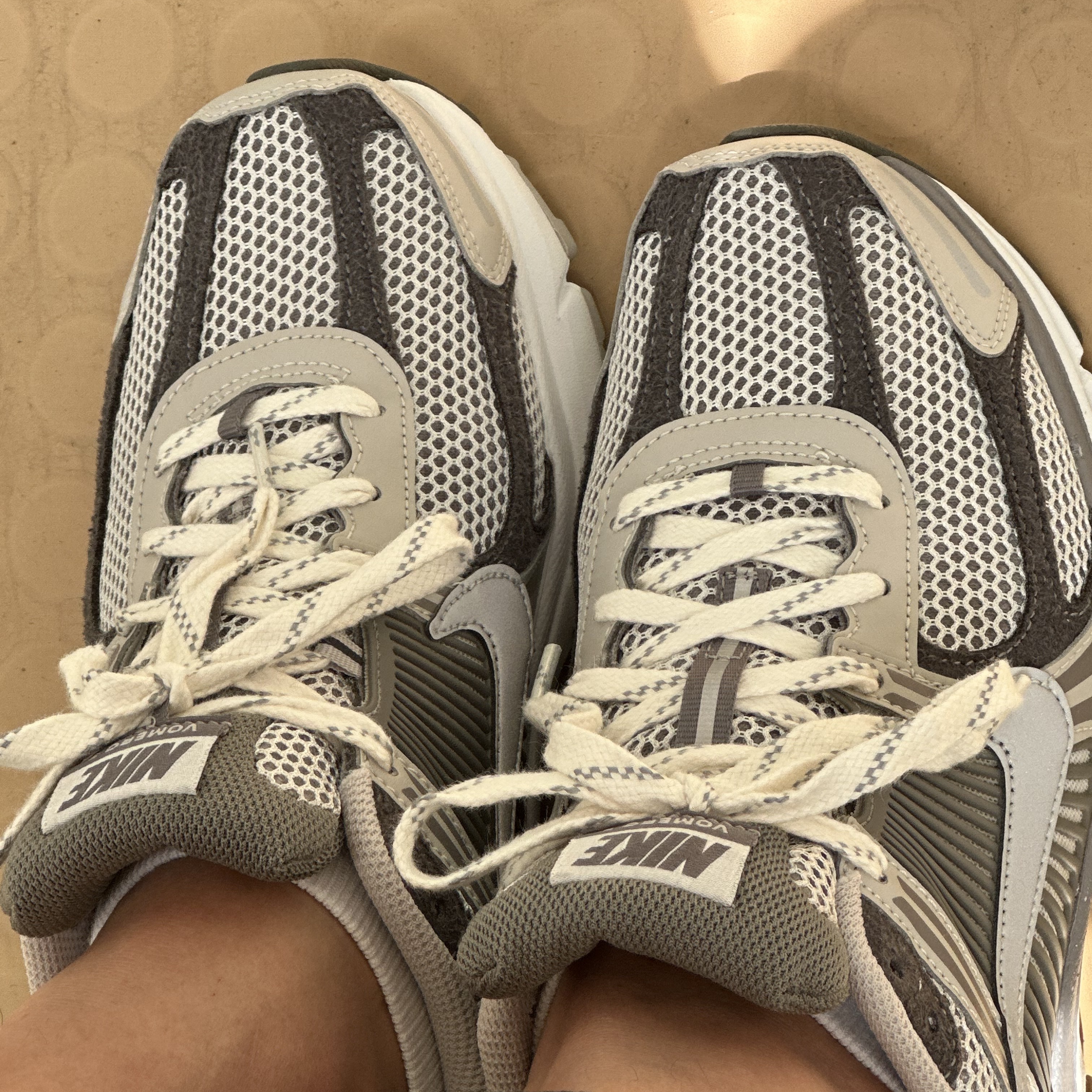 Nike Zoom Vomero 5 PRM Light Iron Ore and Flat Fewter 착용 스타일