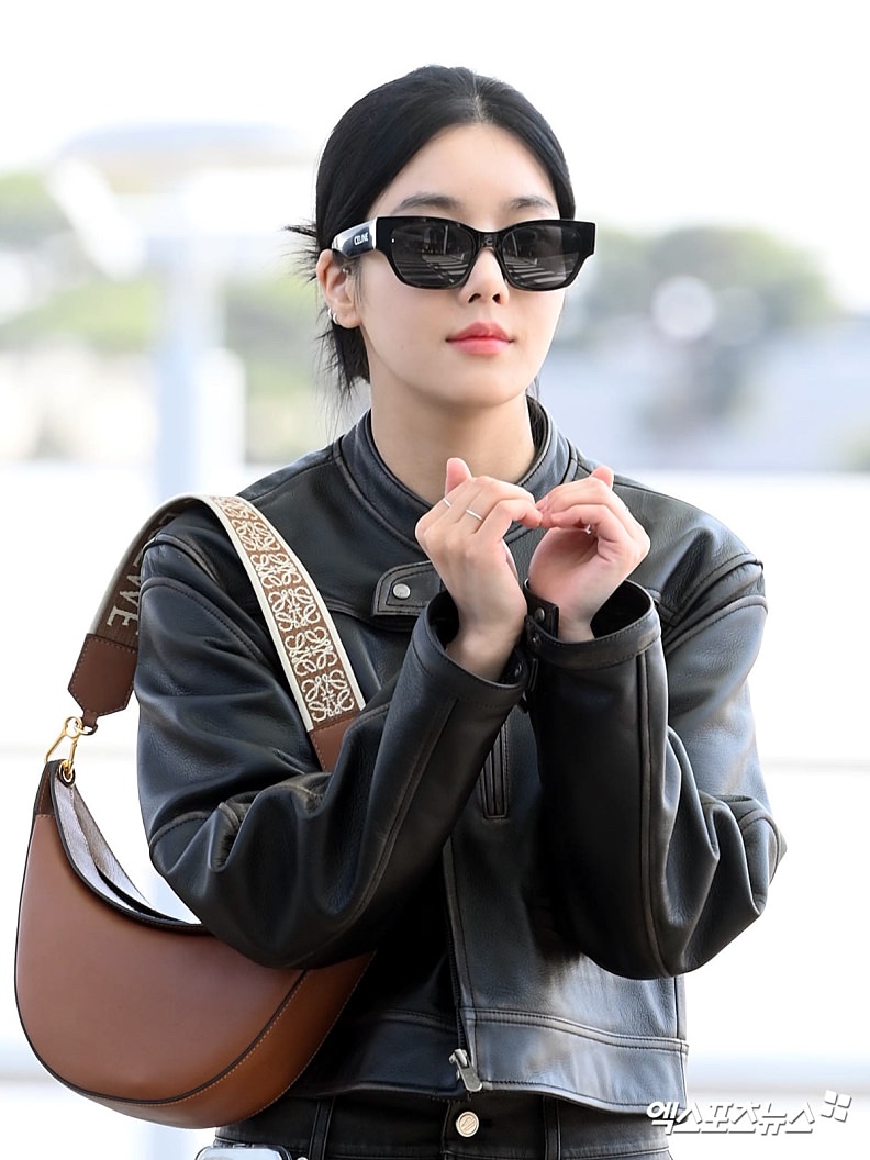 Loewe Small Luna Bag in Satin Calfskin and Jacquard Pecan 착용 스타일 - 4