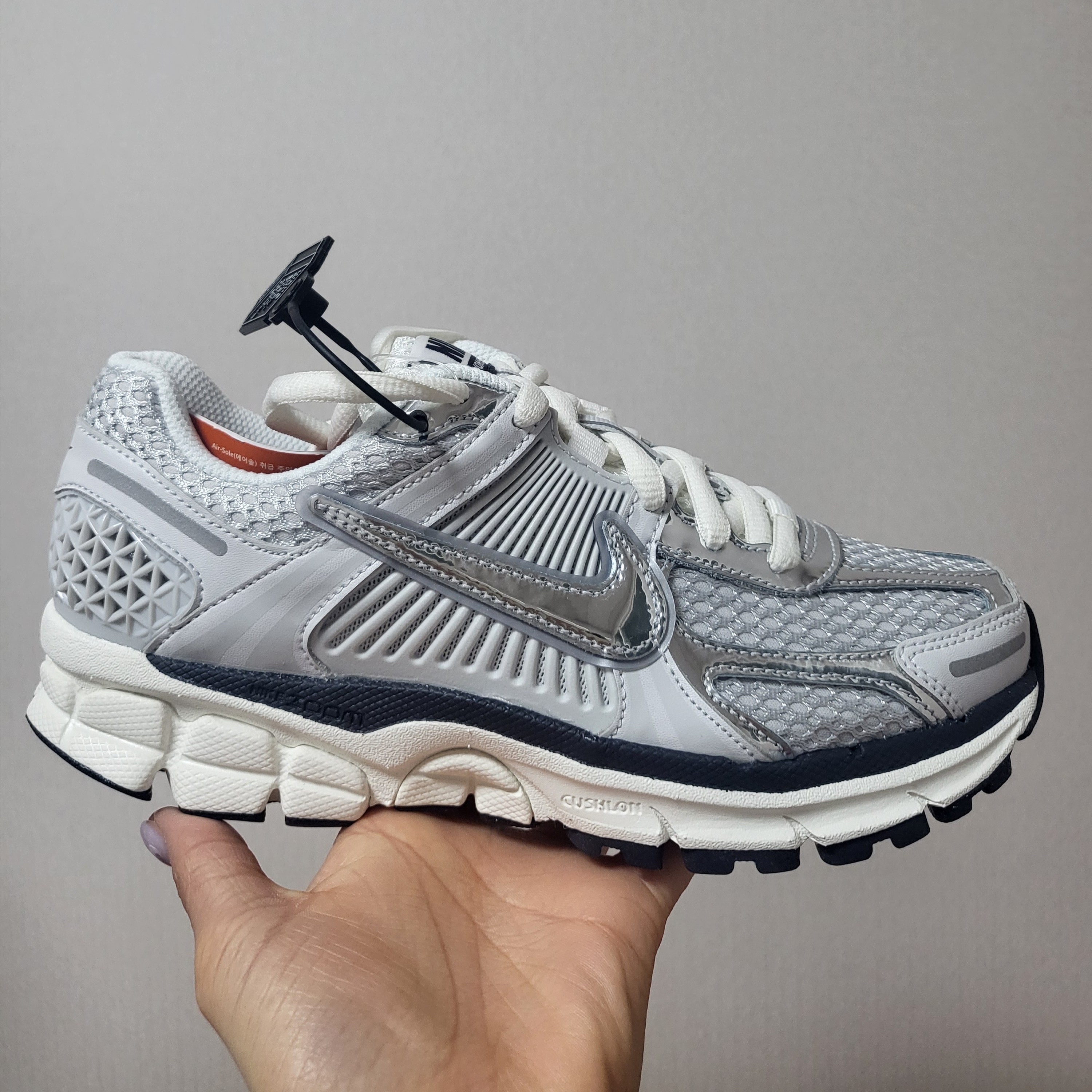 (W) Nike Zoom Vomero 5 Photon Dust and Metallic Silver 착용 스타일