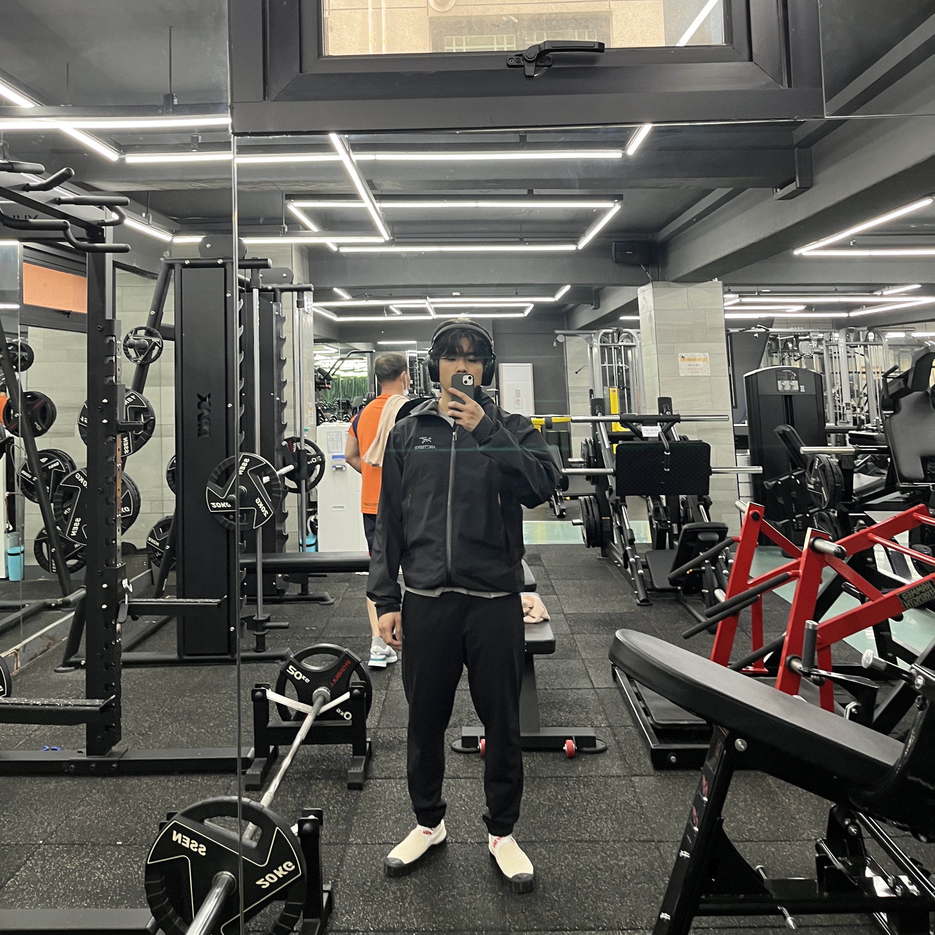 Arc'teryx Zeta SL Jacket Black 착용 스타일