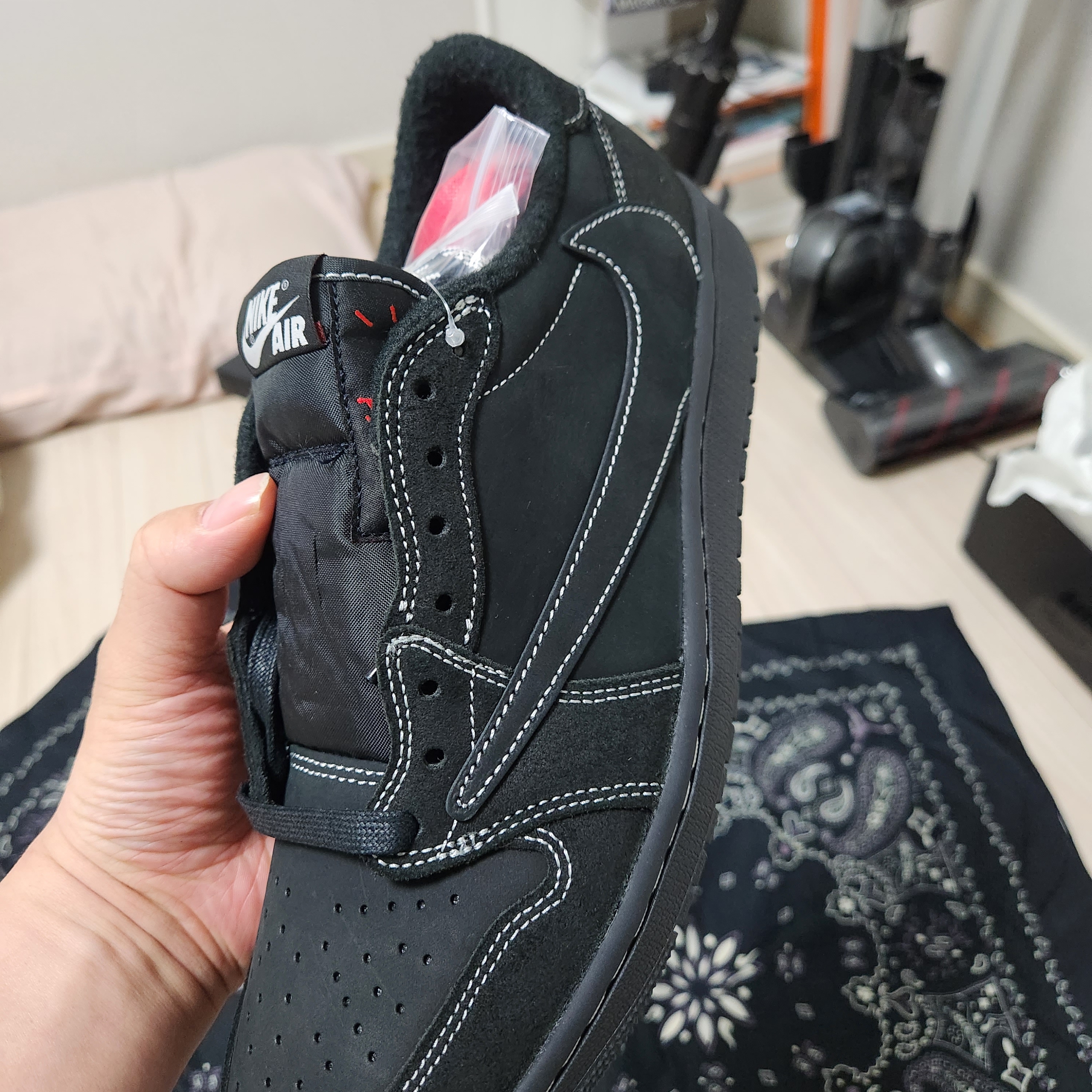 Jordan 1 x Travis Scott Retro Low OG SP Black Phantom 착용 스타일 - 4