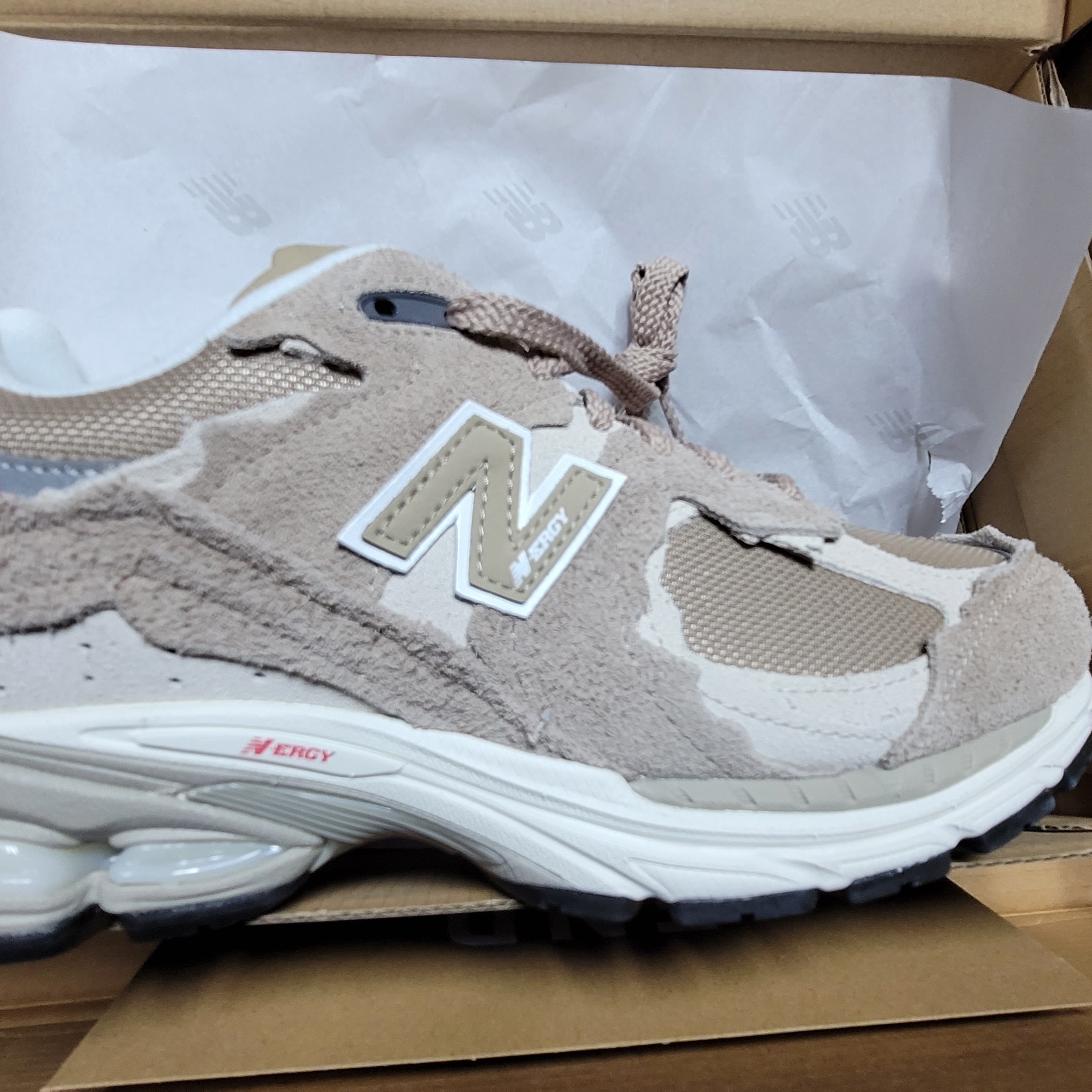 New Balance 2002R Protection Pack Driftwood 착용 스타일 - 2