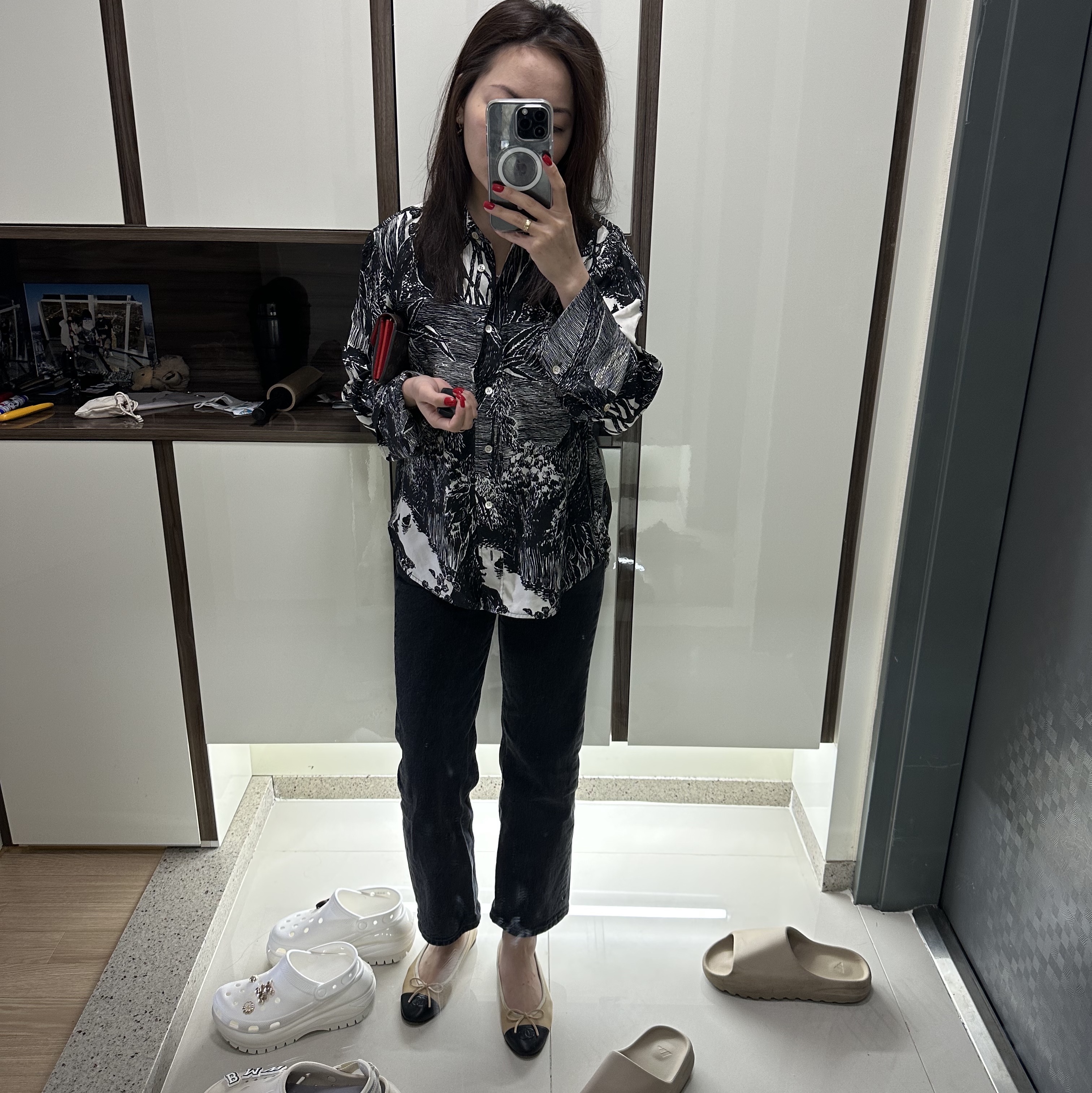 (W) Chanel Ballerina Flat Lambskin & Beige Black 착용 스타일 - 3