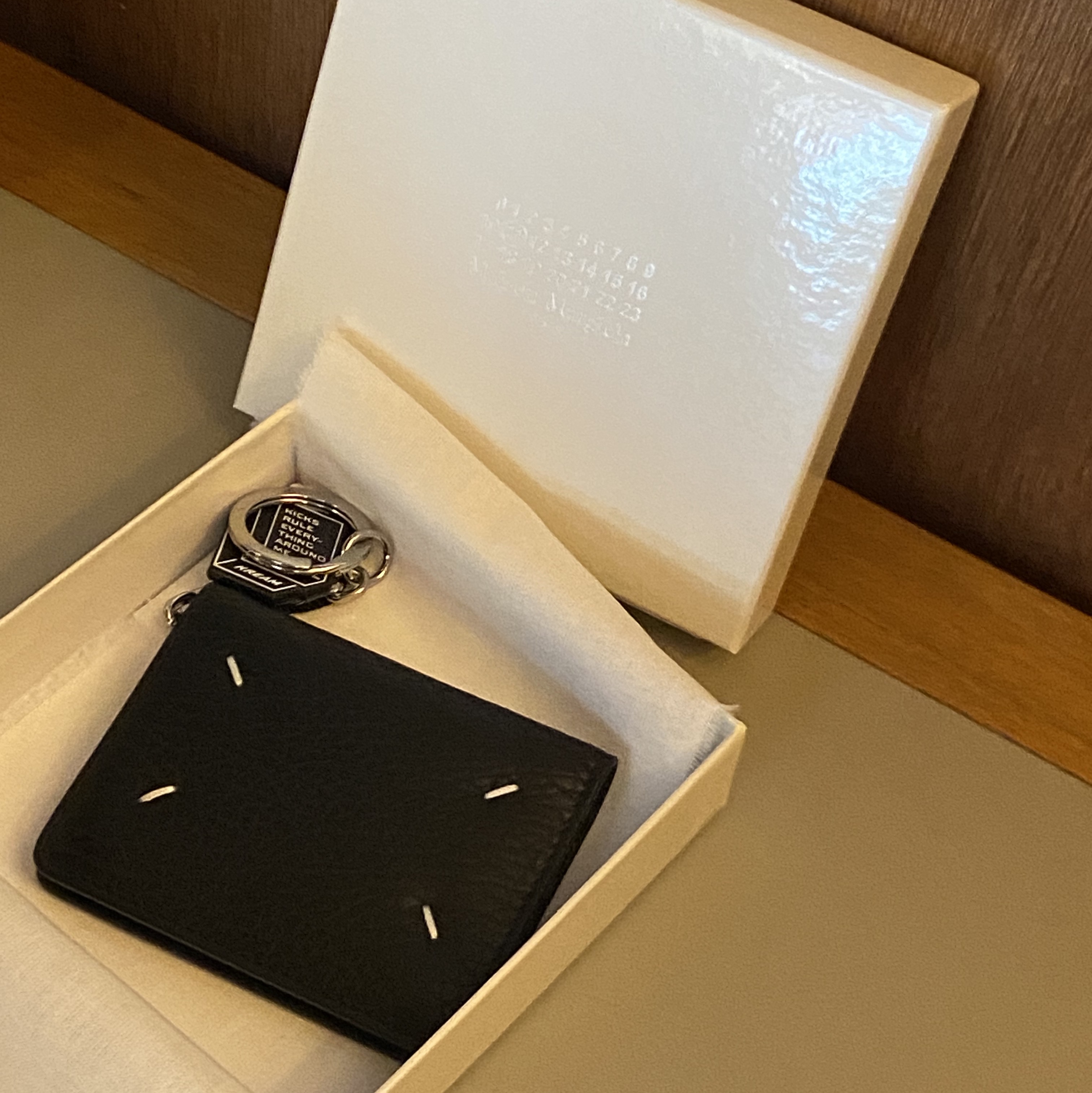 Maison Margiela Keyring Wallet Black 착용 스타일
