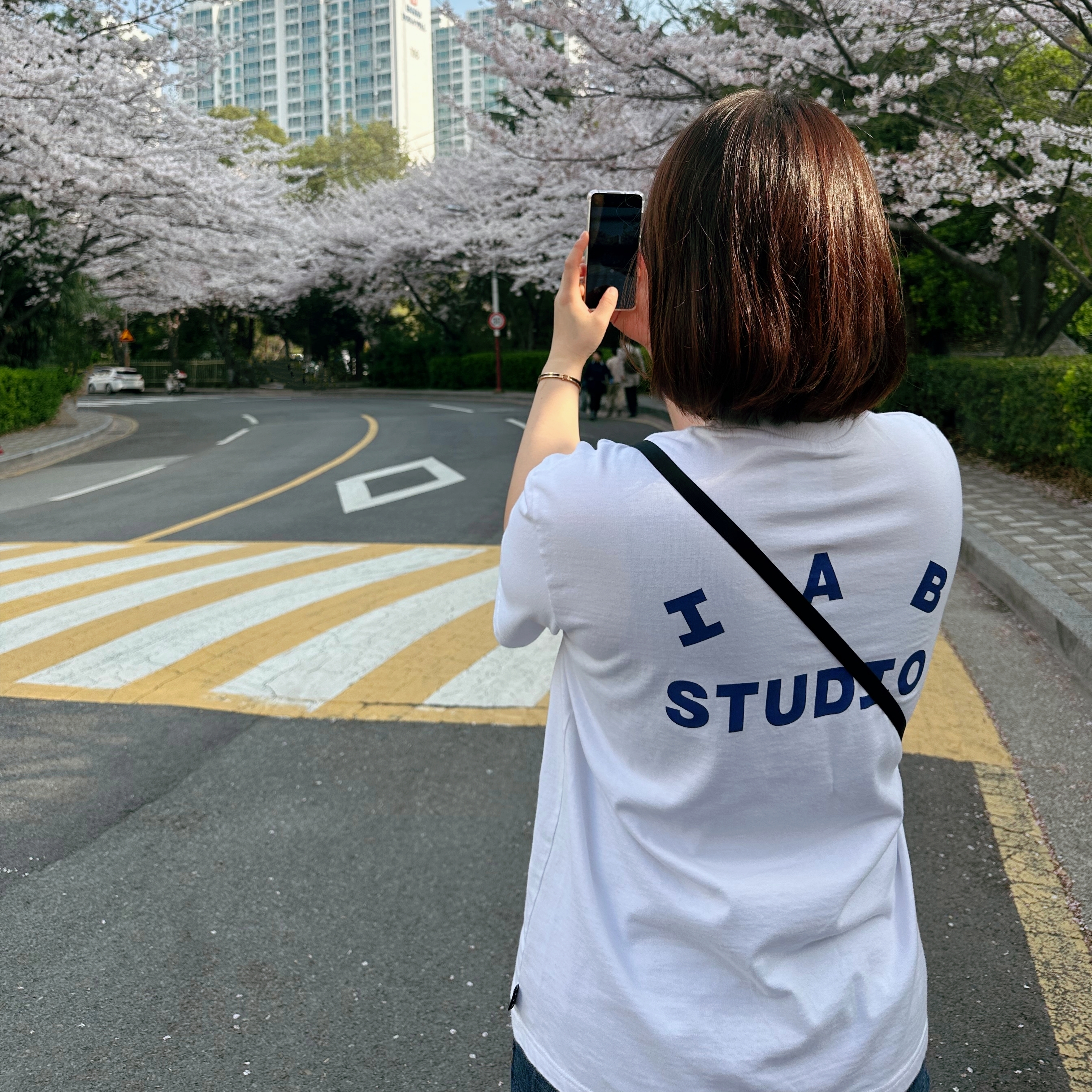 IAB Studio T-Shirt White Navy - 22FW 착용 스타일