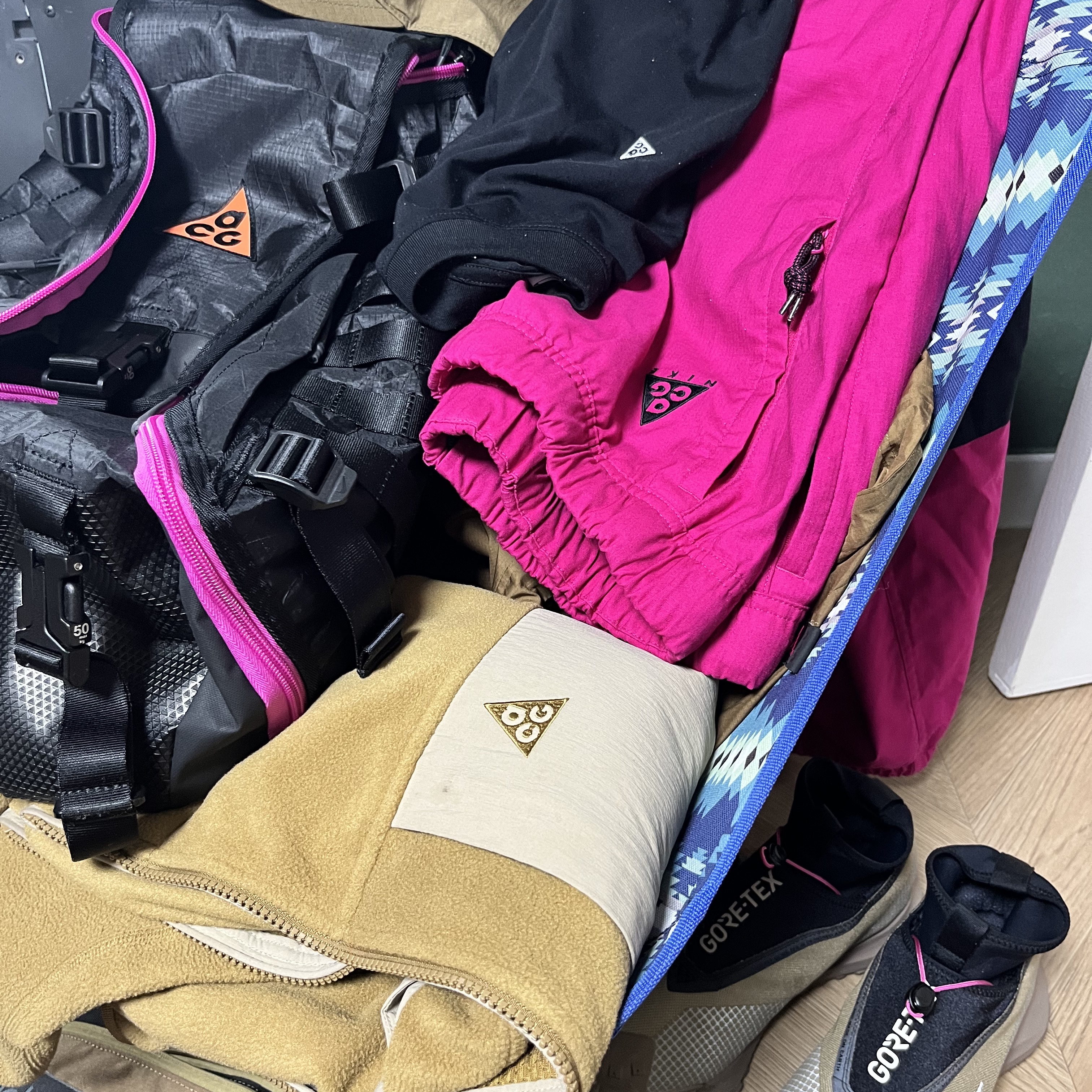 Nike ACG Mountain Fly Gore-Tex Khaki, Nike ACG Trail Pants Sport Fuchsia Black - Asia 착용 스타일