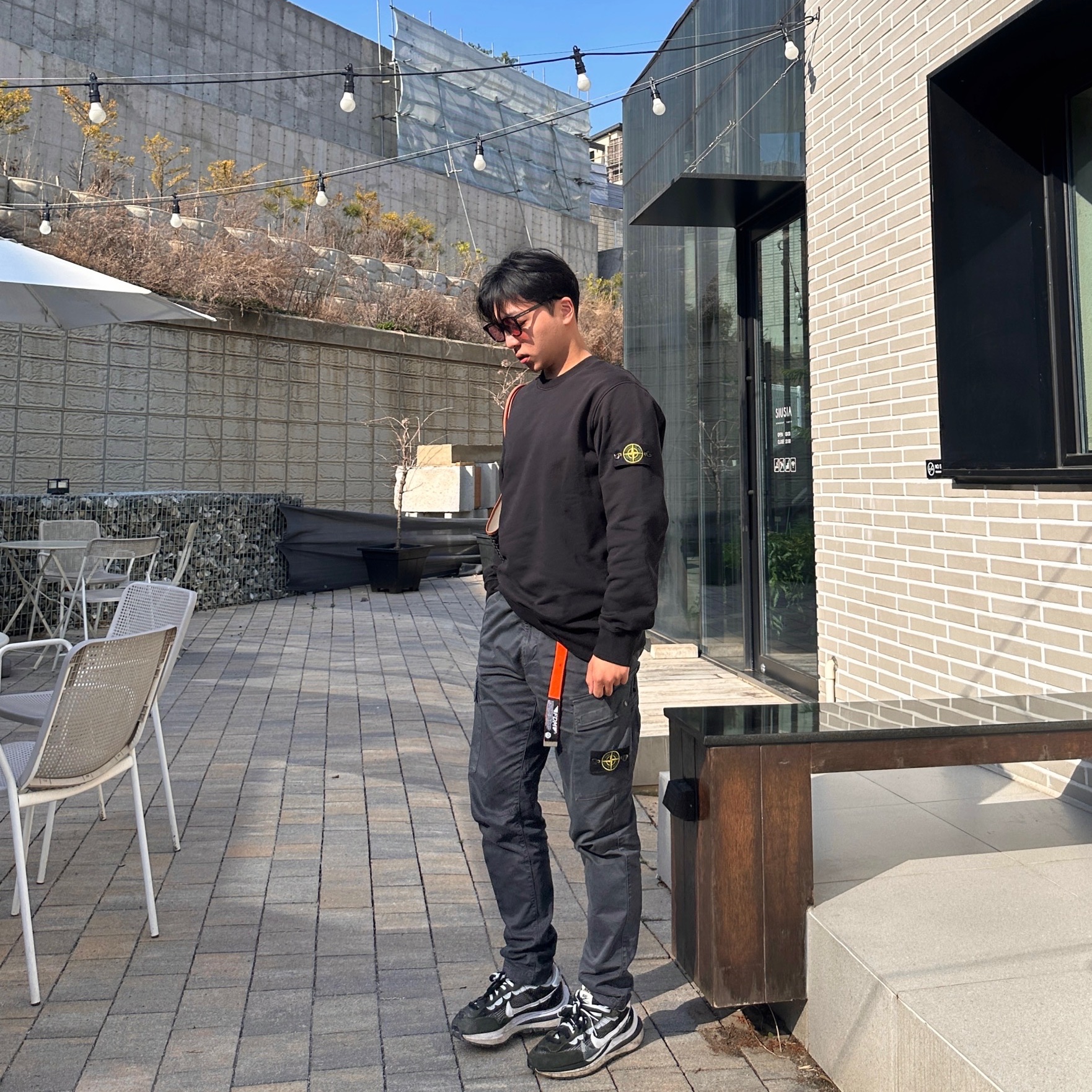 Stone Island 63051 Cotton Fleece Garment Dyed Sweatshirt Black - 23SS, Stone Island 303WA Brushed Cotton Canvas Garment Dyed Cargo Pants Black - 22SS 착용 스타일