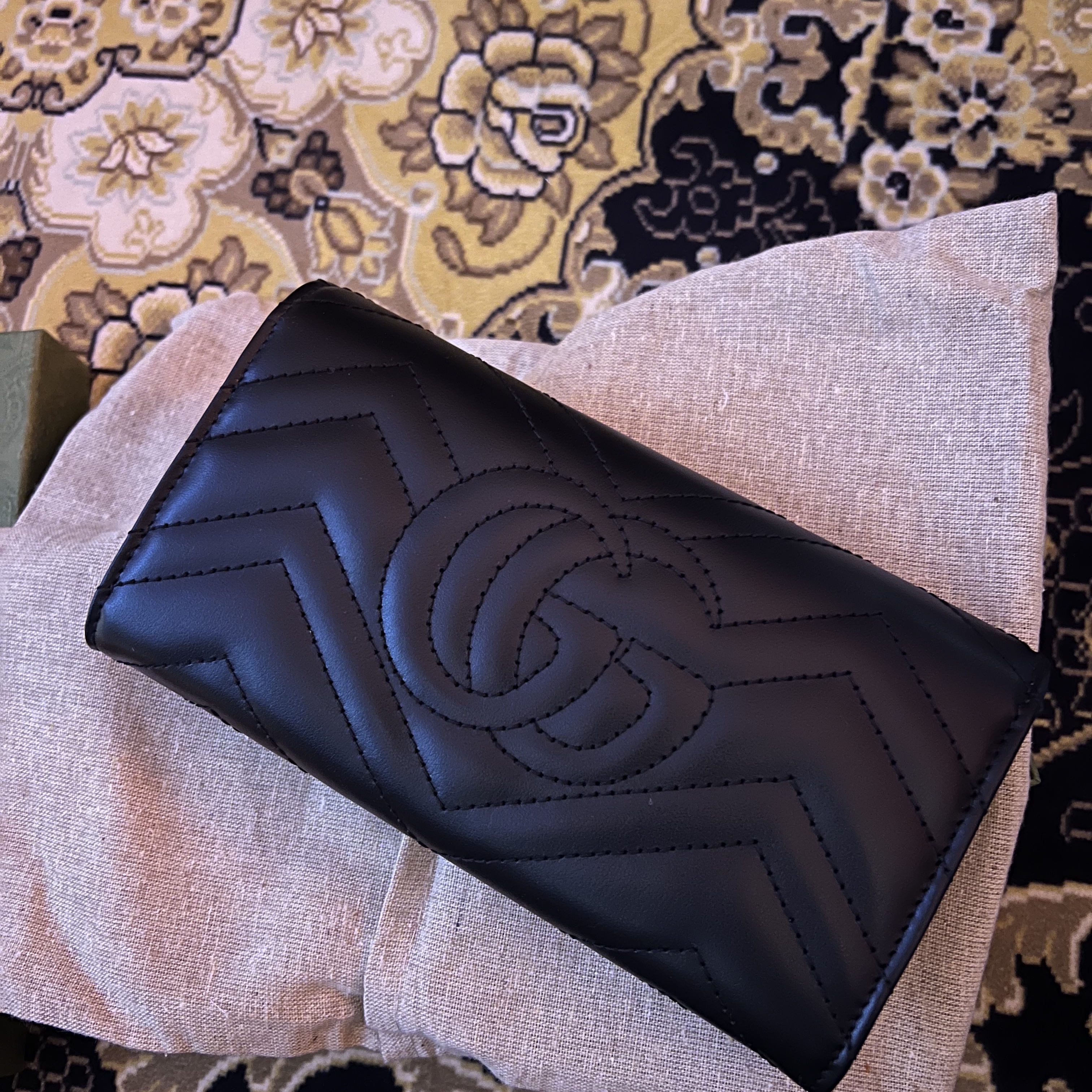 Gucci GG Marmont Matelasse Continental Wallet Black 착용 스타일 - 5