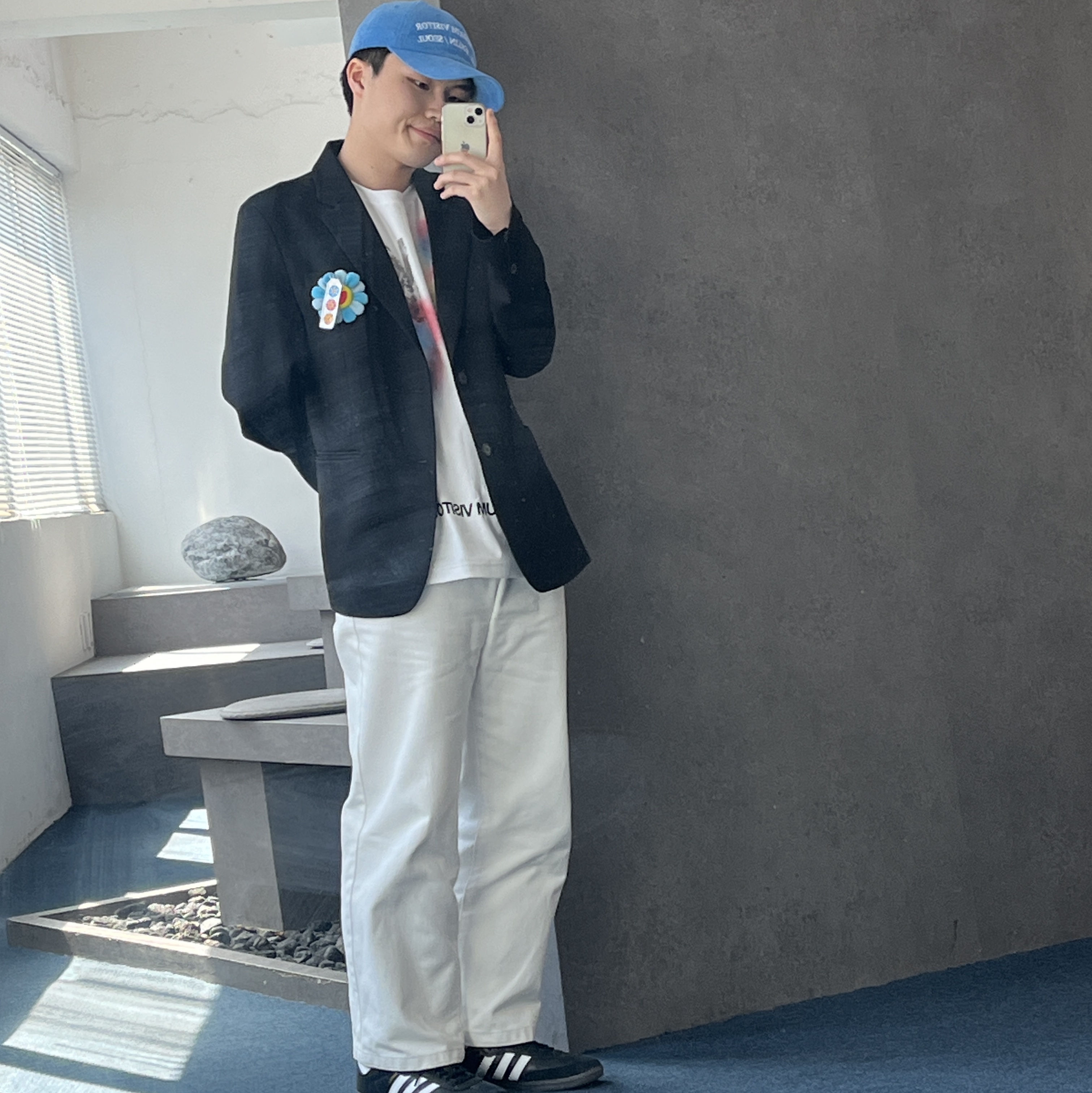 [KREAM 단독] The Museum Visitor Berlin Love Heart Sprayed T-Shirt White, Adidas Samba ADV Black 착용 스타일 - 2