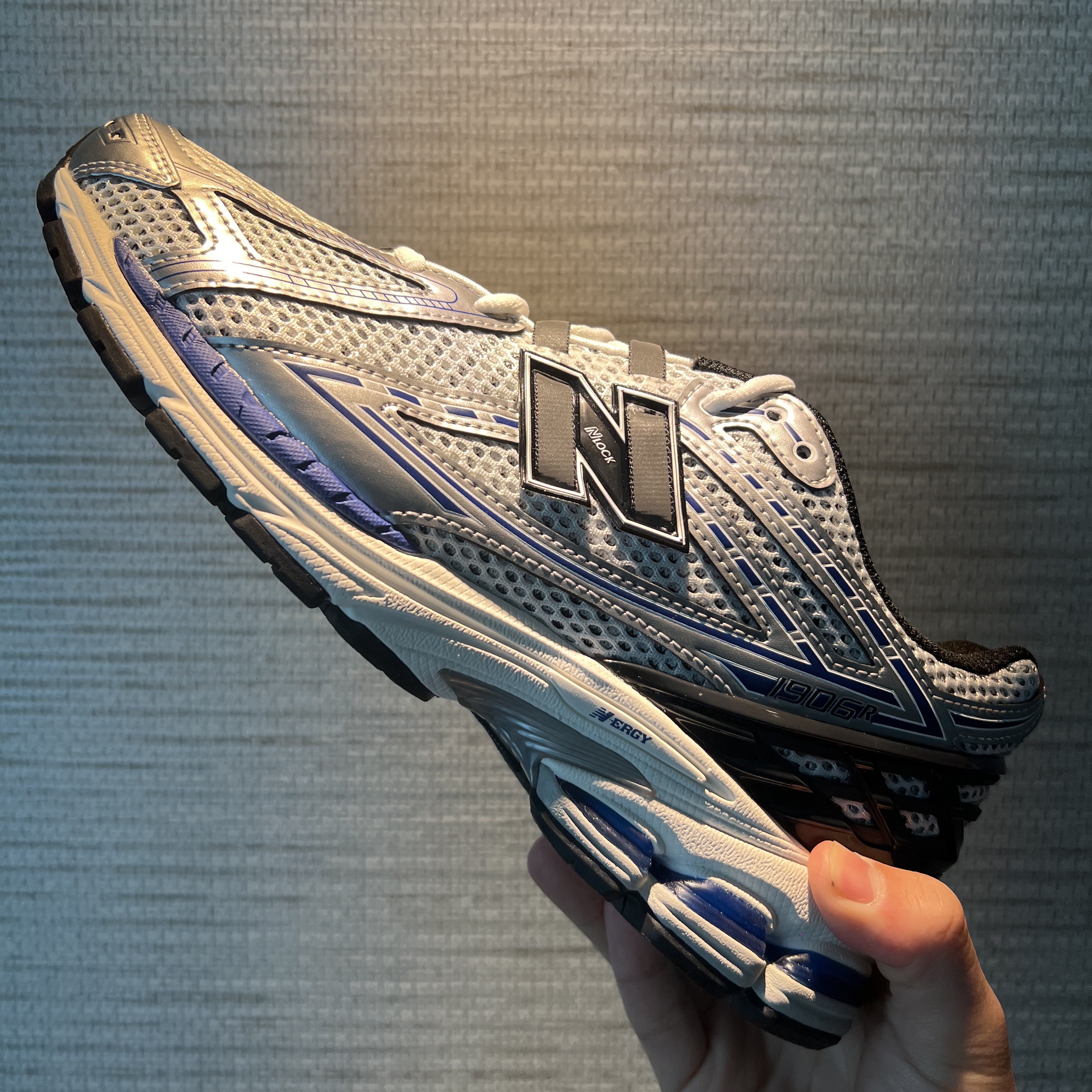 New Balance 1906R Silver Metallic 착용 스타일