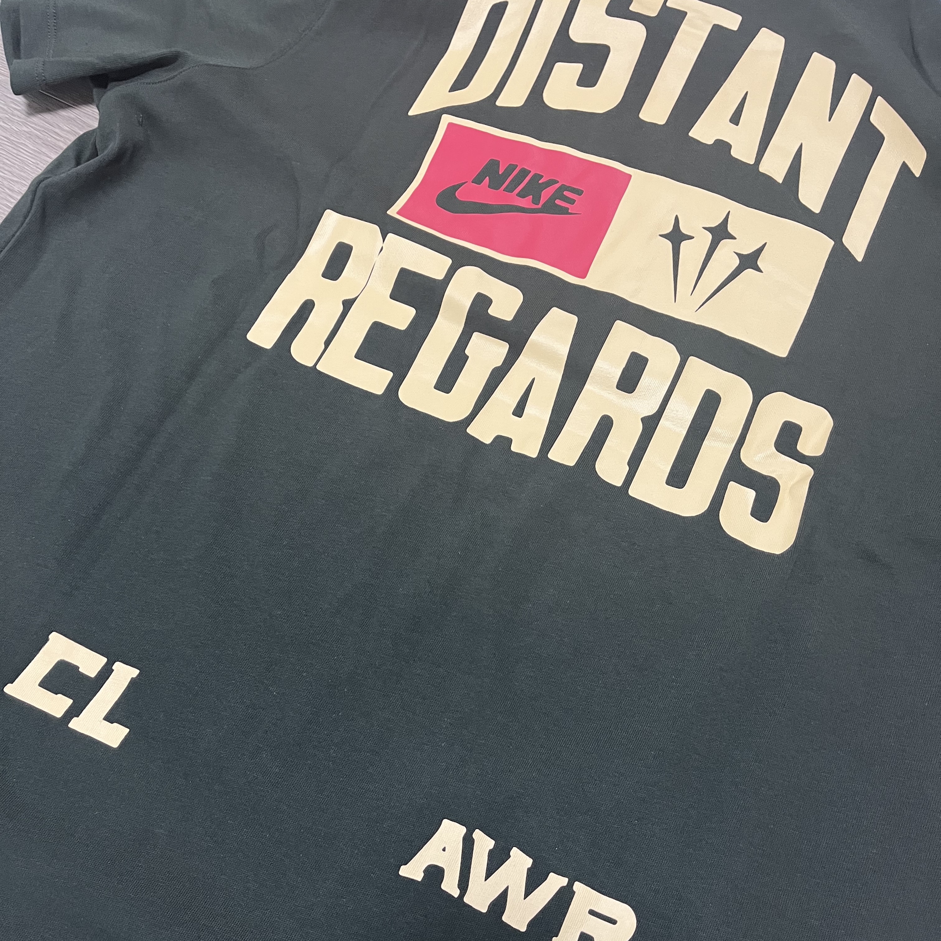 Nike x Drake Nocta x Cactus Plant Flea Market Souvenir Cactus T-Shirt Sequoia (DR2630-355) 착용 스타일 - 1