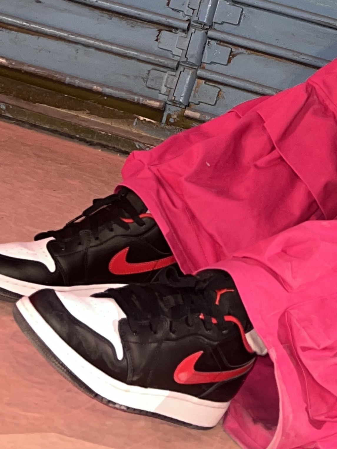 Jordan 1 Low Black Fire Red 착용 스타일 - 3