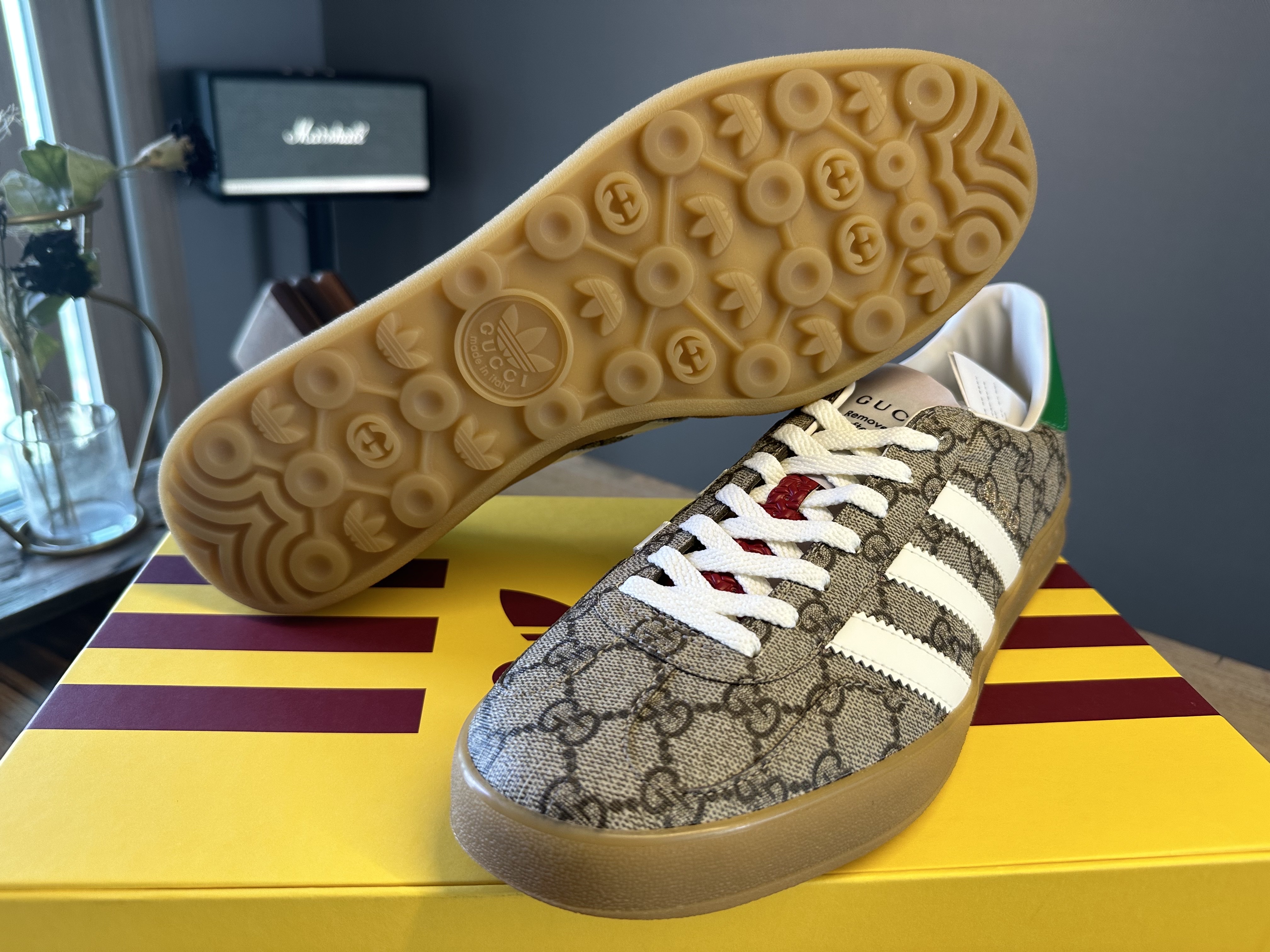 Gucci x Adidas Gazelle Sneakers Beige Ebony GG Supreme Canvas 착용 스타일 - 4