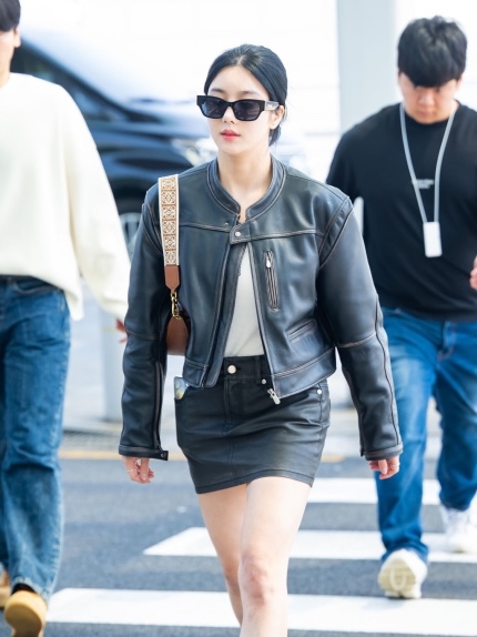 Loewe Small Luna Bag in Satin Calfskin and Jacquard Pecan 착용 스타일 - 1