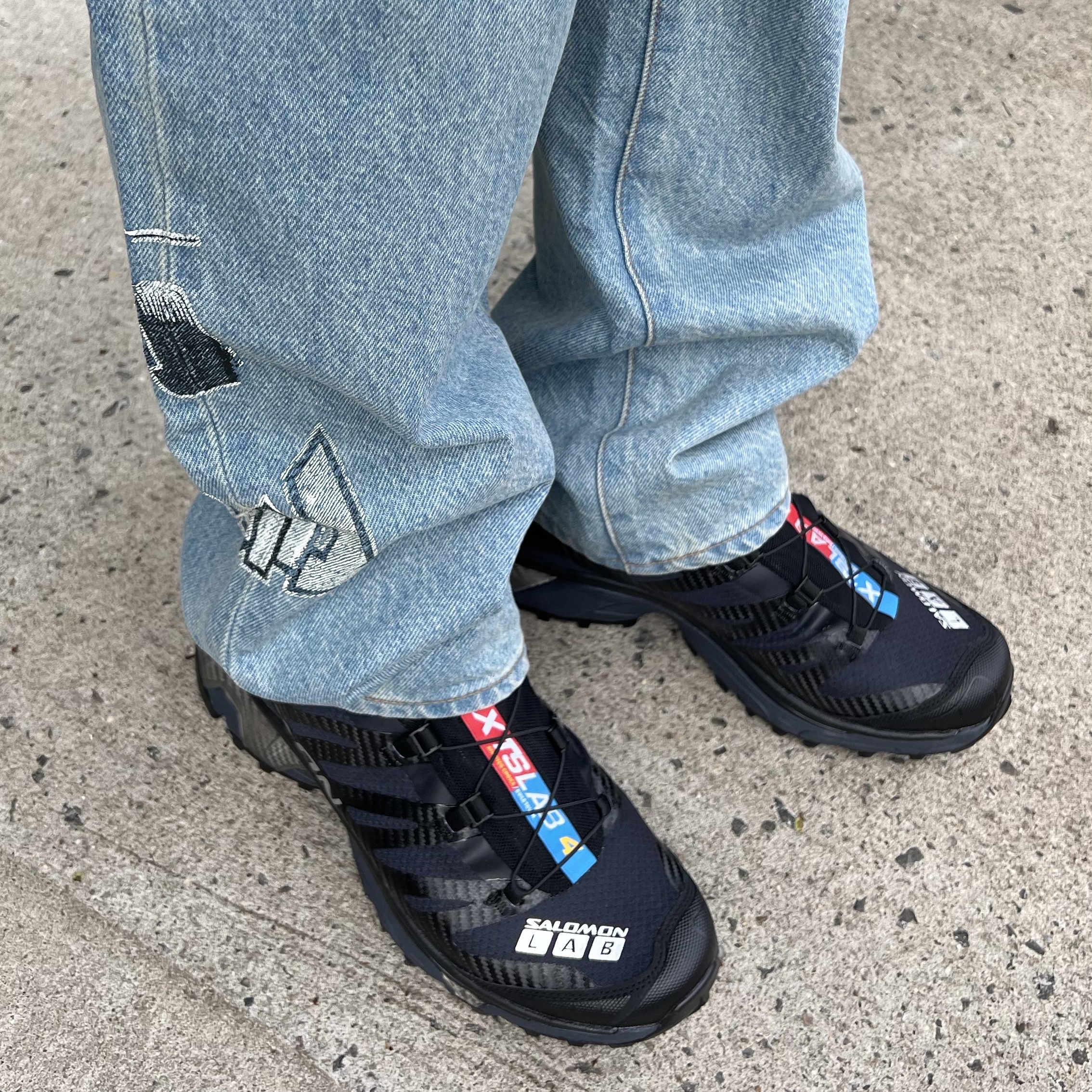 Salomon XT-4 Black Silver Metallic, Supreme x Thrasher Regular Jean Washed Blue - 21FW 착용 스타일 - 1