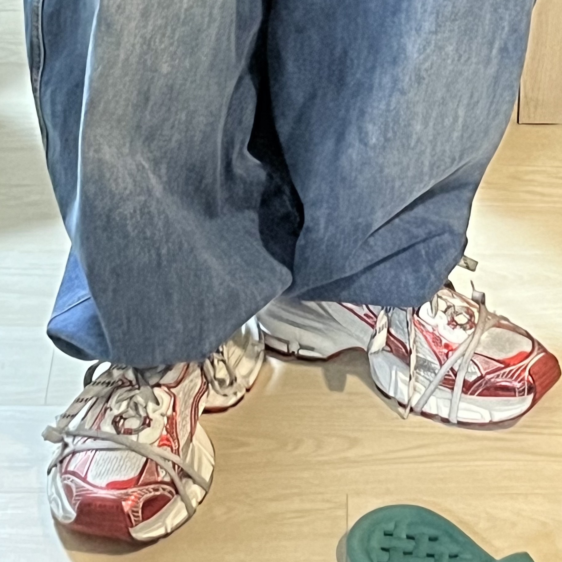 Balenciaga 3XL Sneakers White Red 착용 스타일 - 2