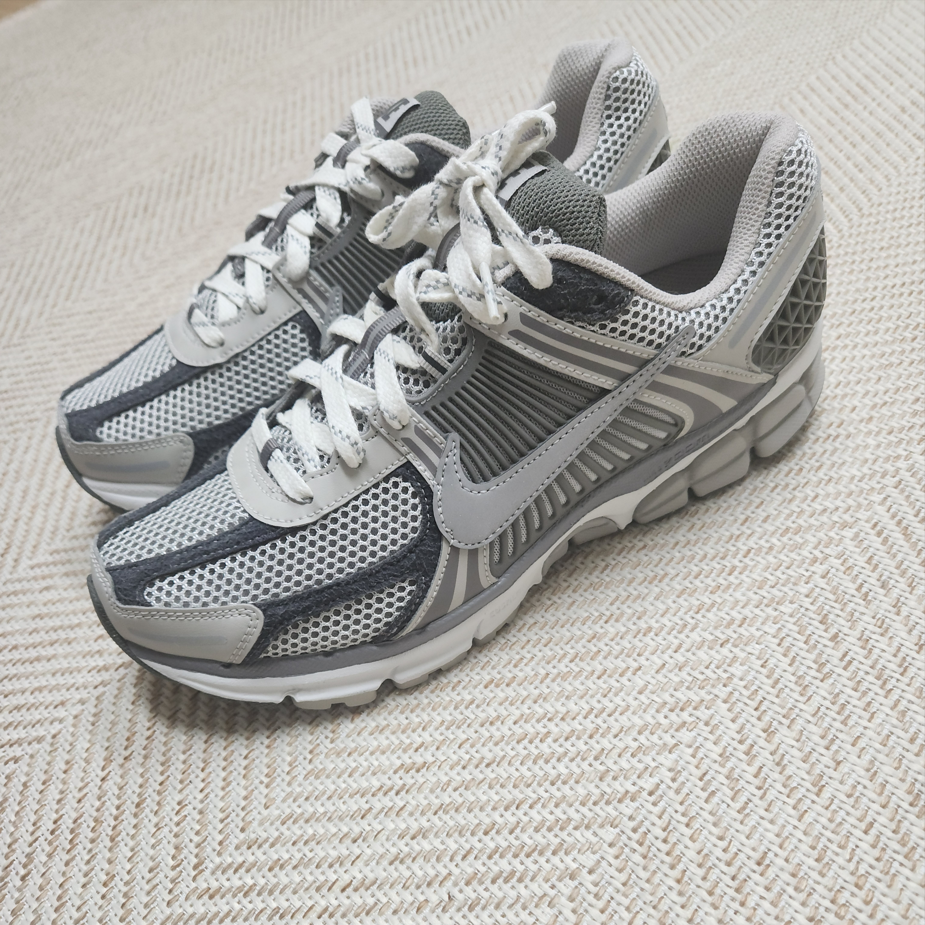 Nike Zoom Vomero 5 PRM Light Iron Ore and Flat Fewter 착용 스타일