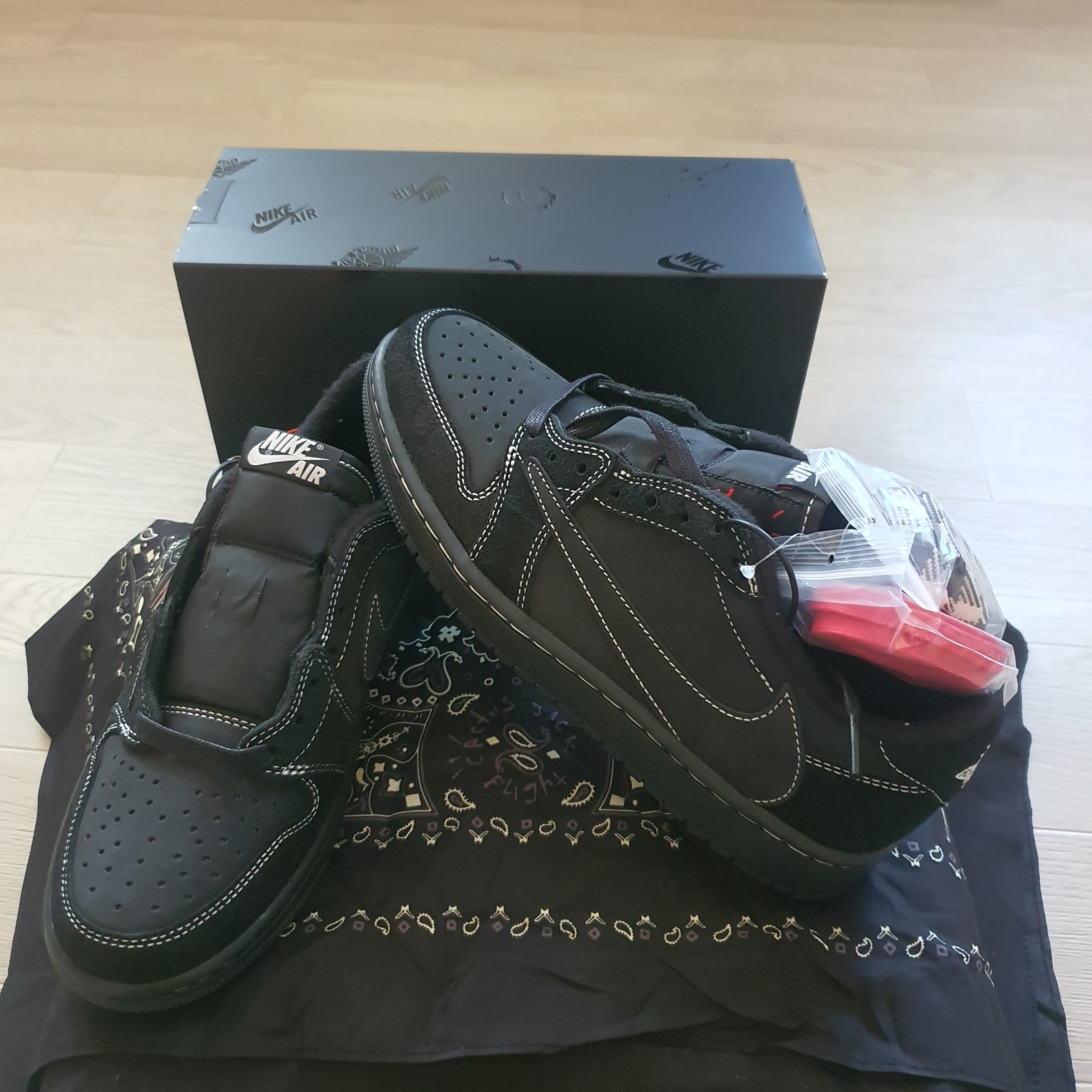 Jordan 1 x Travis Scott Retro Low OG SP Black Phantom 착용 스타일 - 2