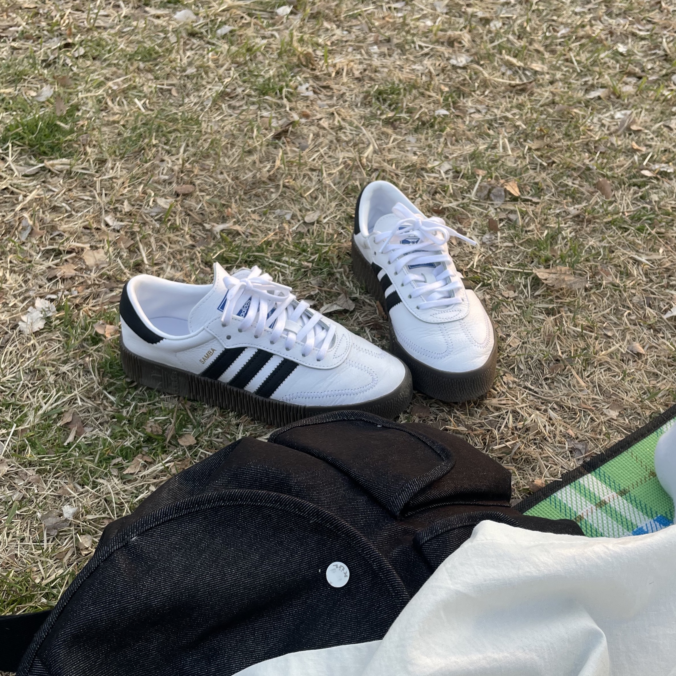 (W) Adidas Sambarose White Black Gum 착용 스타일 - 2