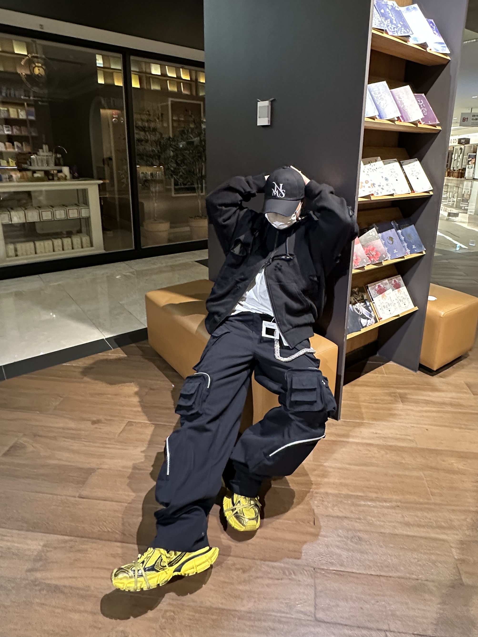 Balenciaga 3XL Sneakers Yellow Black, Nonnod Mechanic Cargo Pants Black 착용 스타일 - 2