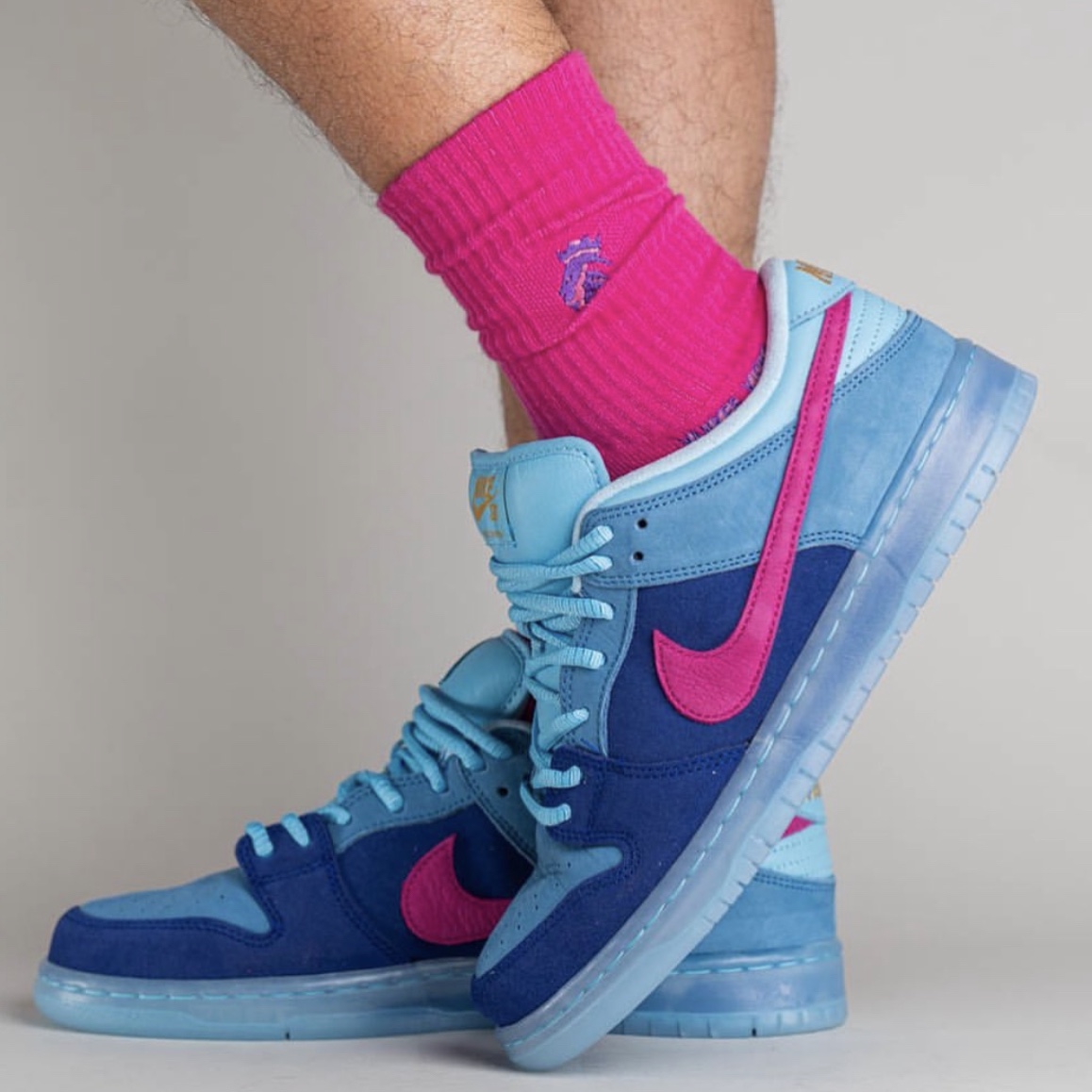 Nike x Run The Jewels SB Dunk Low Deep Royal Blue and Active Pink 착용 스타일 - 5