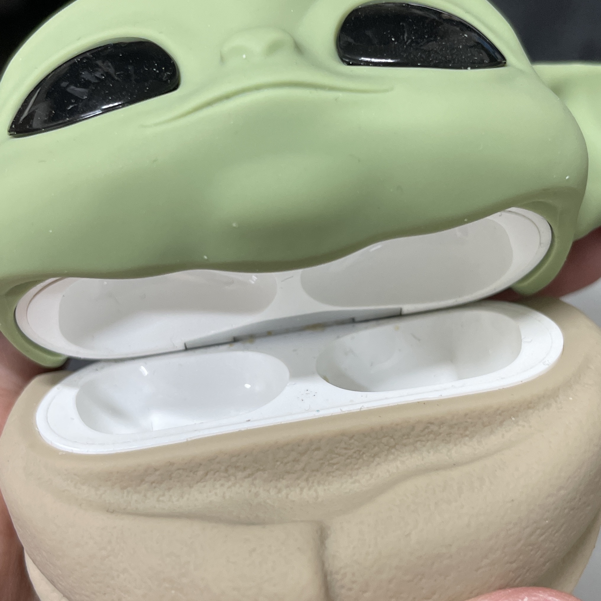 Casetify x The Mandalorian Grogu Collectible AirPods Pro 1st/2nd Gen Case 착용 스타일 - 3