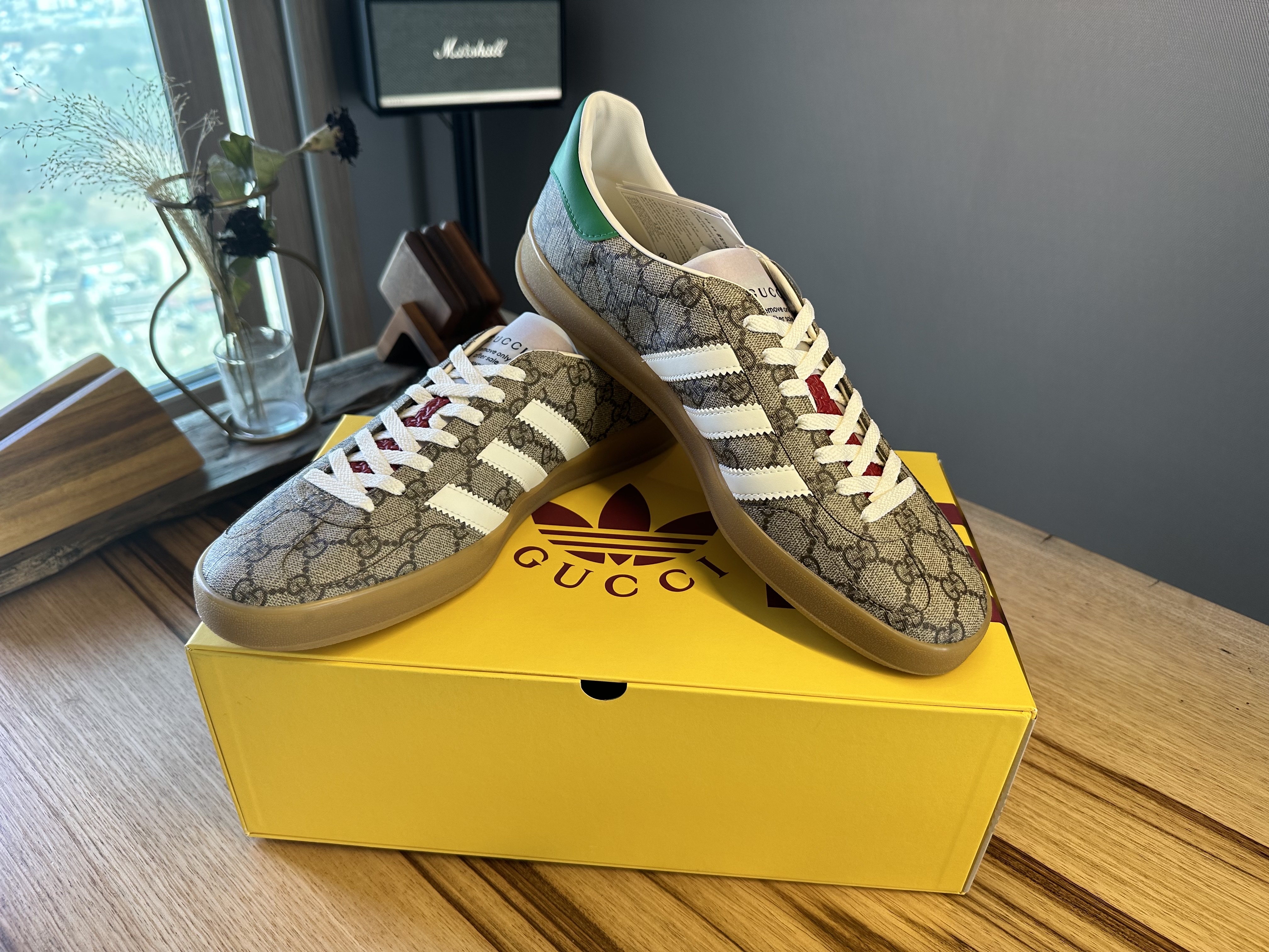 Gucci x Adidas Gazelle Sneakers Beige Ebony GG Supreme Canvas 착용 스타일 - 2