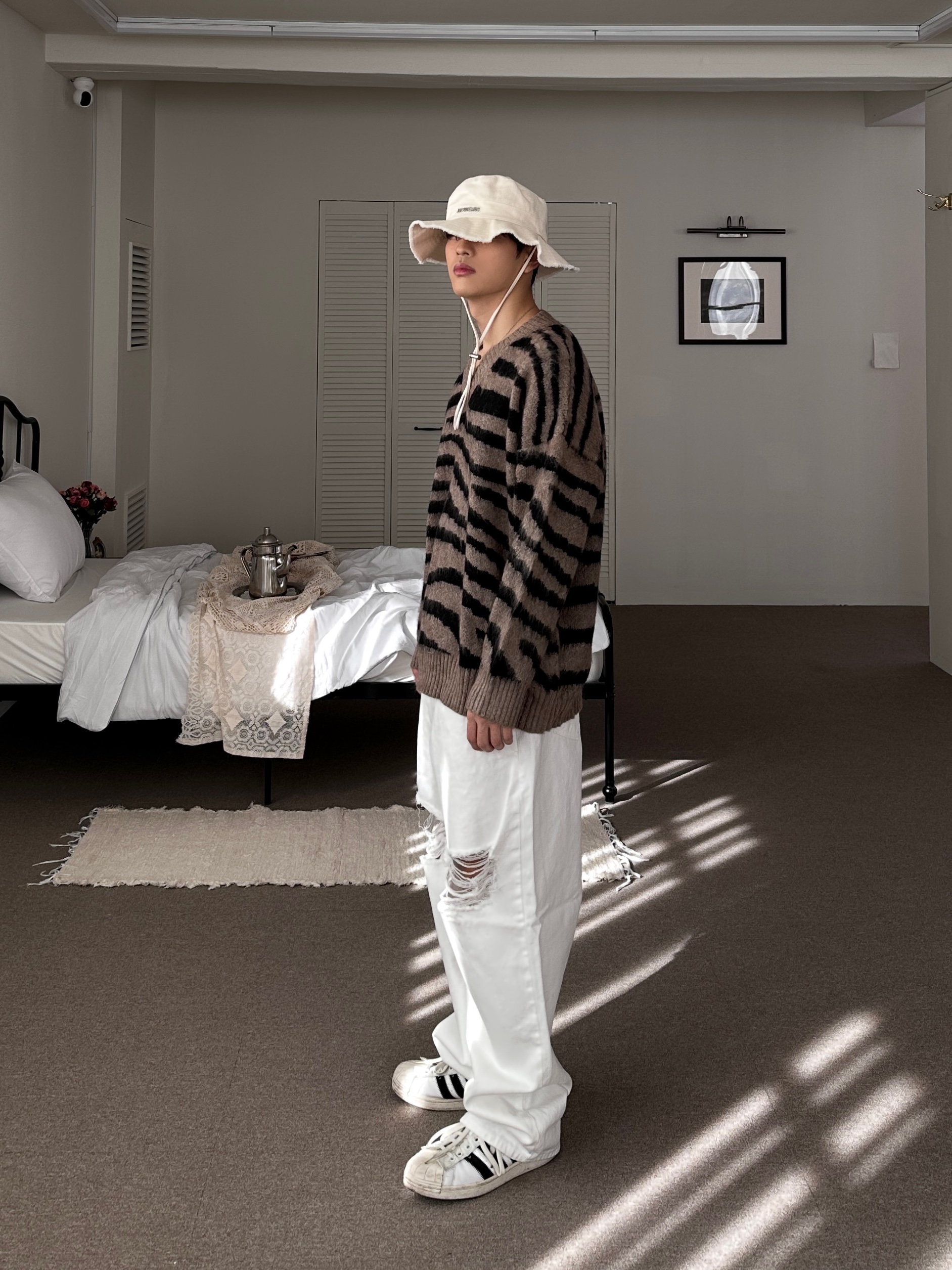 Jacquemus Le Bob Artichaut Bucket Hat Off White, Adidas x Parley Superstar White 착용 스타일 - 2